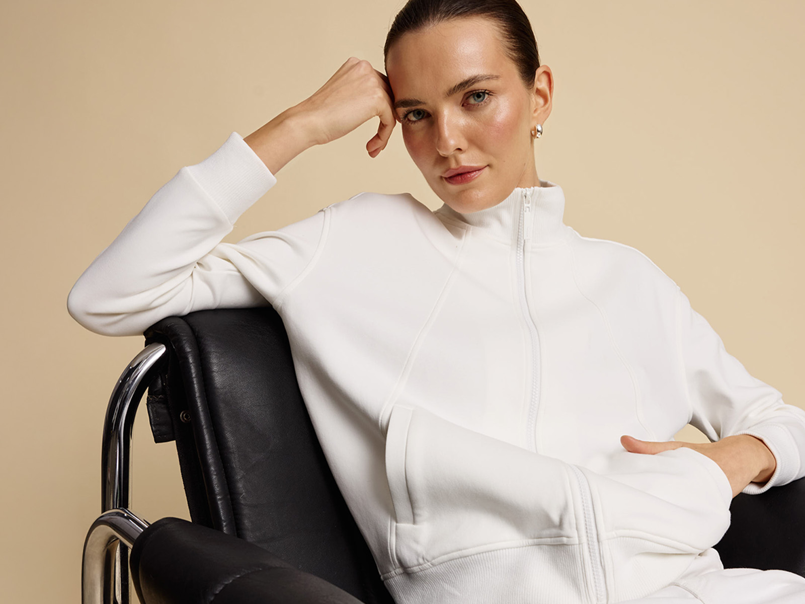 Minimalistický štýl obliekania. Nechajte sa inšpirovať elegantnou jednoduchosťou