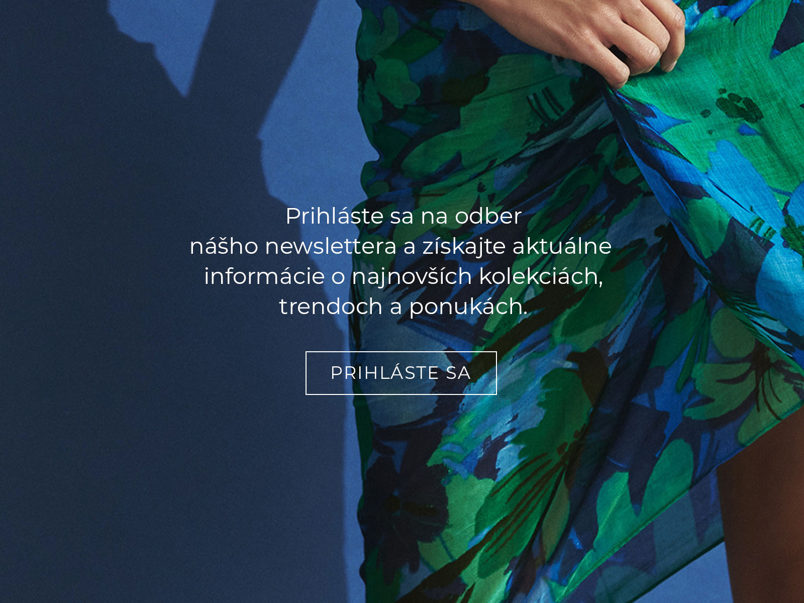 Farebné plážové pareo v odtieňoch zelenej a modrej držané ženou v modrých plavkách; uprostred text vyzývajúci na prihlásenie sa na odber newslettera s informáciami o novinkách, trendoch a ponukách.