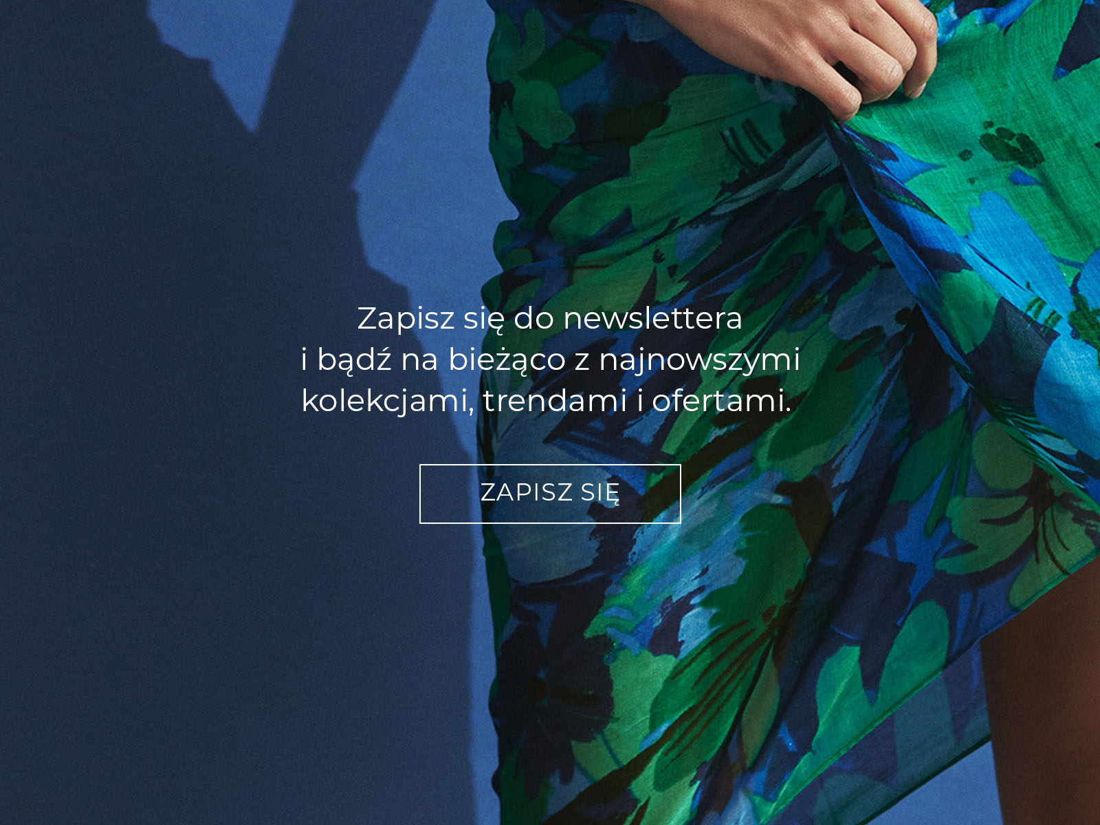 Kolorowe pareo w odcieniach zieleni i niebieskiego trzymane przez kobietę w niebieskim kostiumie kąpielowym; na środku tekst zachęcający do zapisu na newsletter z informacją o nowościach, trendach i ofertach.