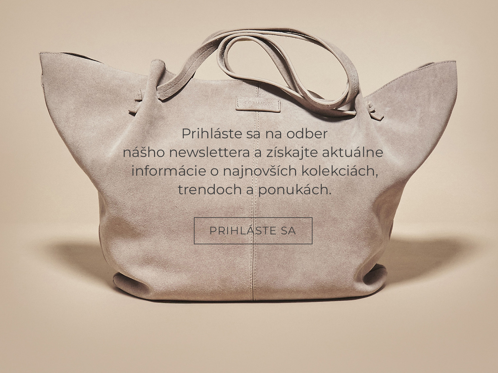 semišová taška a nápis nabádajúci k prihláseniu sa na odber noviniek