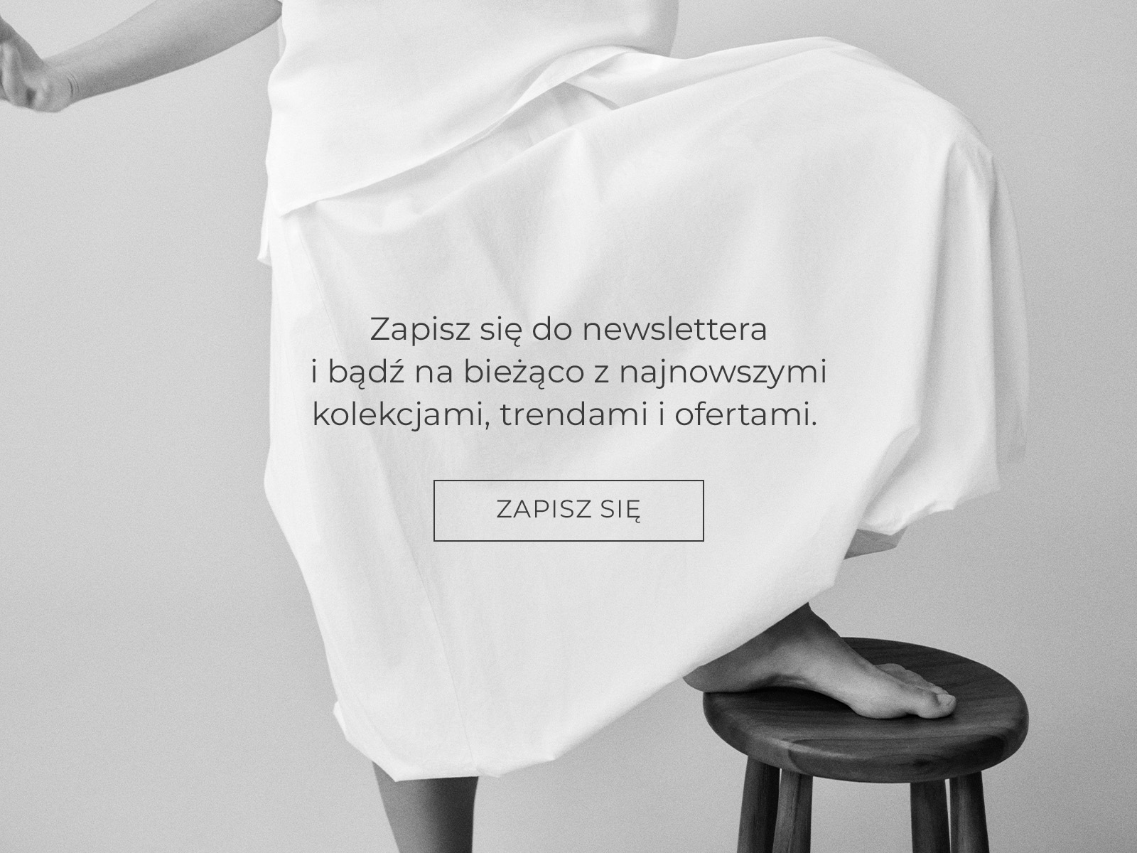 Zbliżenie na białą rozkloszowaną spódnicę i napis mówiący o zapisie do newslettera