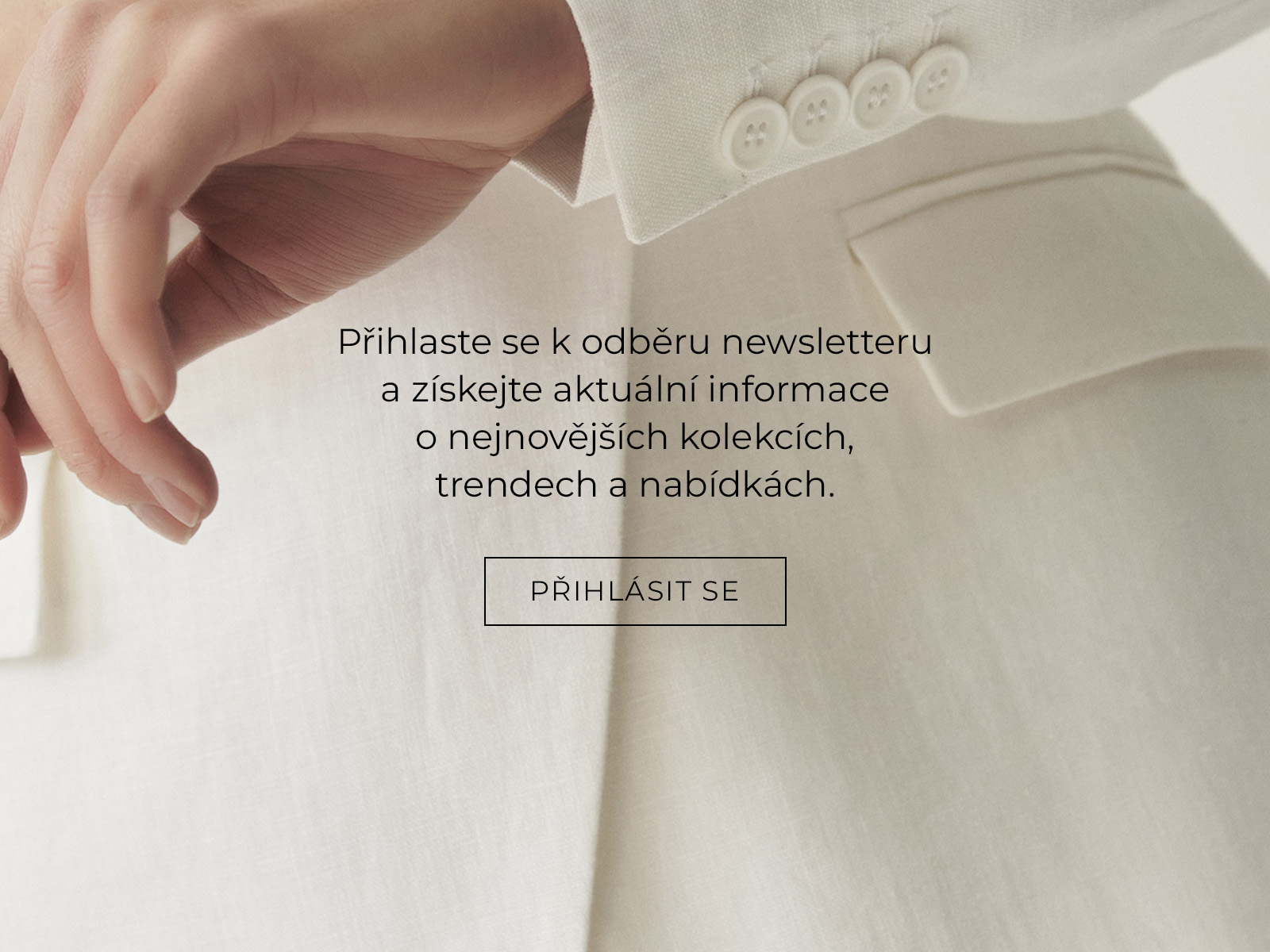 Text s výzvou k odběru newsletteru na pozadí detailu světlého lněného saka a ženské ruky.