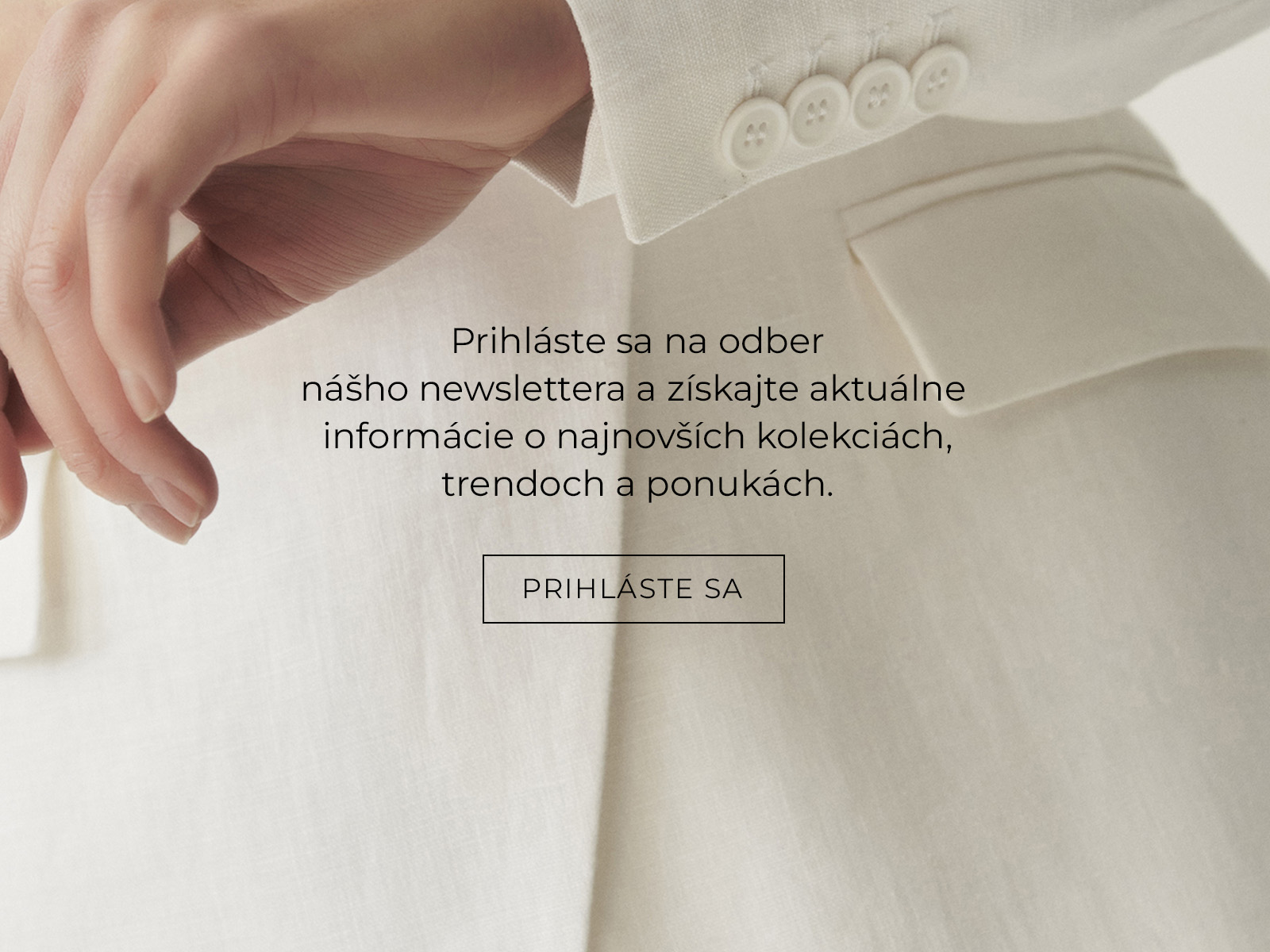detail rukávu bundy s gombíkmi a prihláškou do newslettra