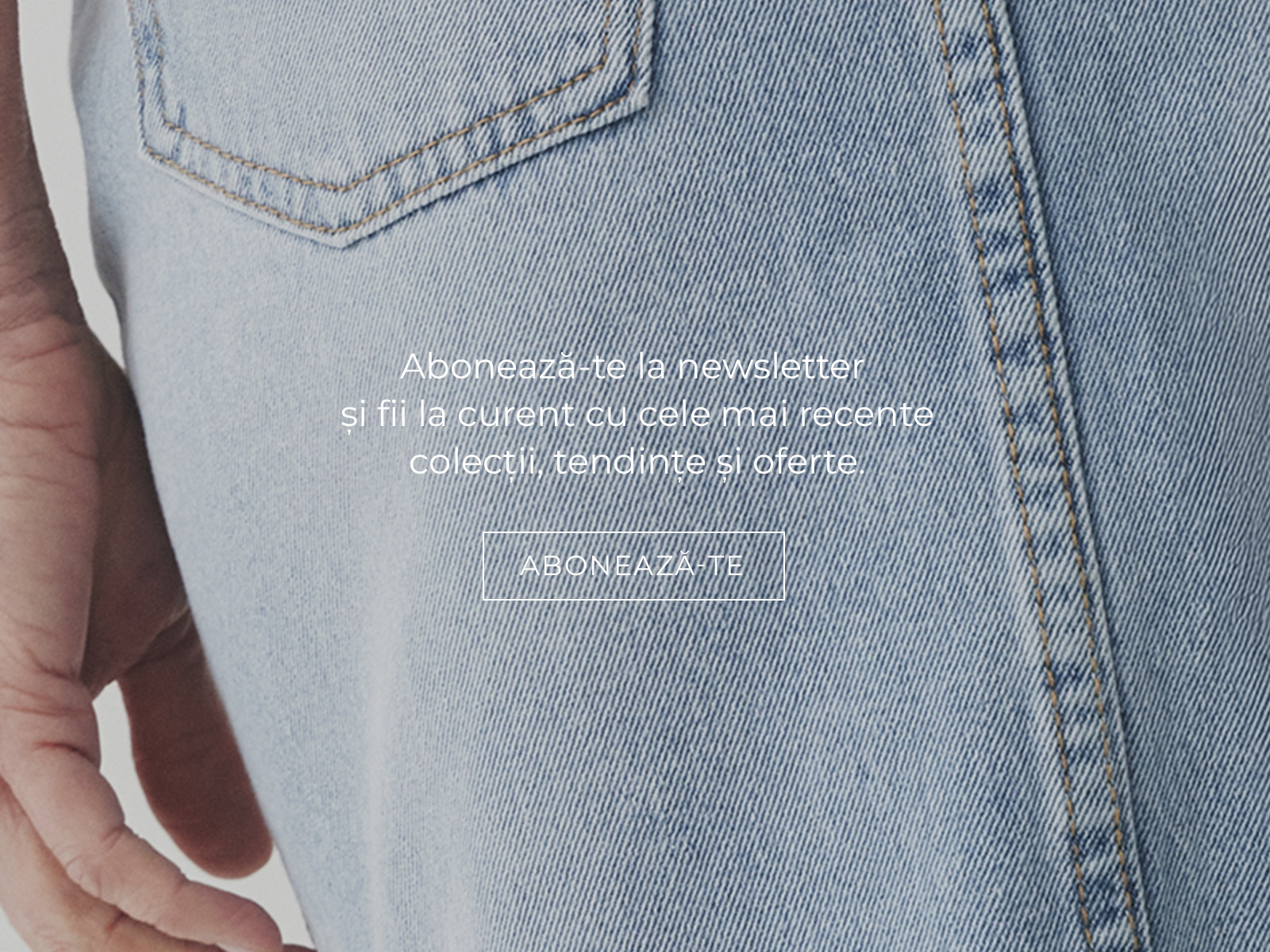 Text despre abonare la newsletter pe fundalul unei fuste din denim deschis
