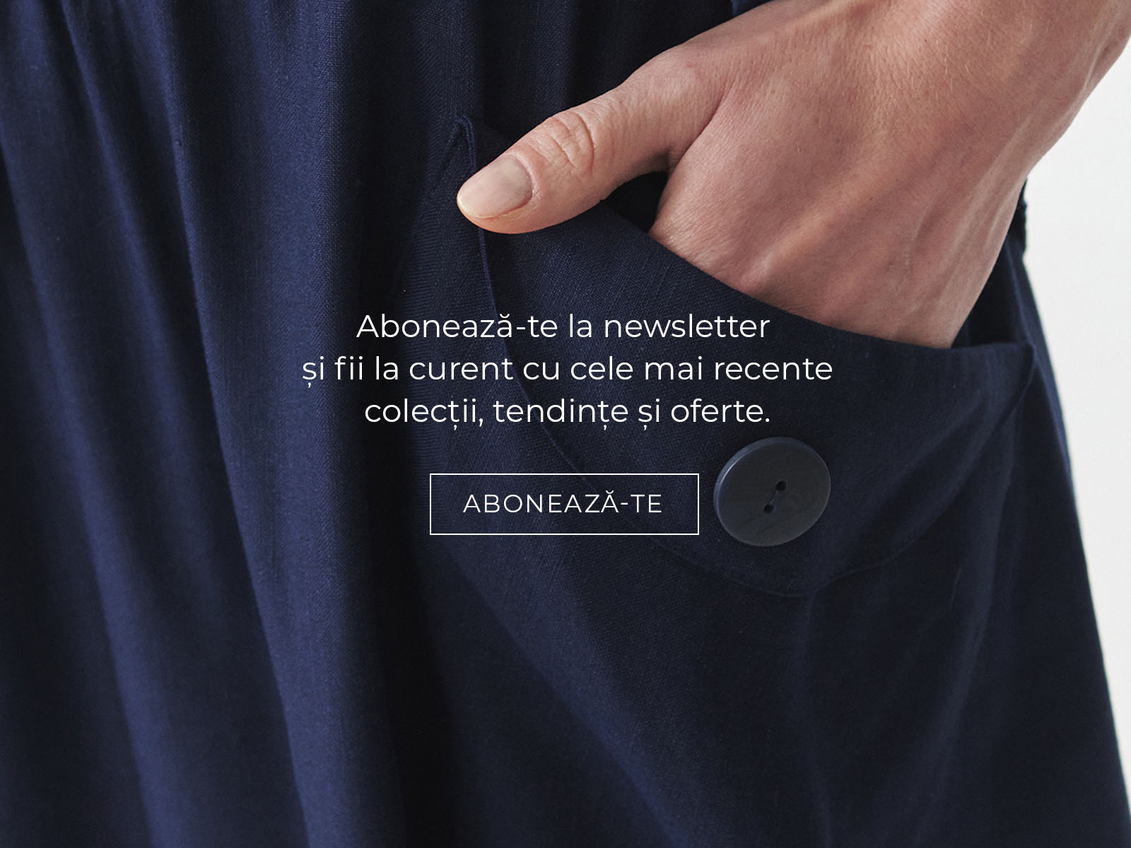 Prim-plan cu o mână introdusă în buzunarul unei fuste bleumarin cu nasture; text vizibil care încurajează abonarea la newsletter.
