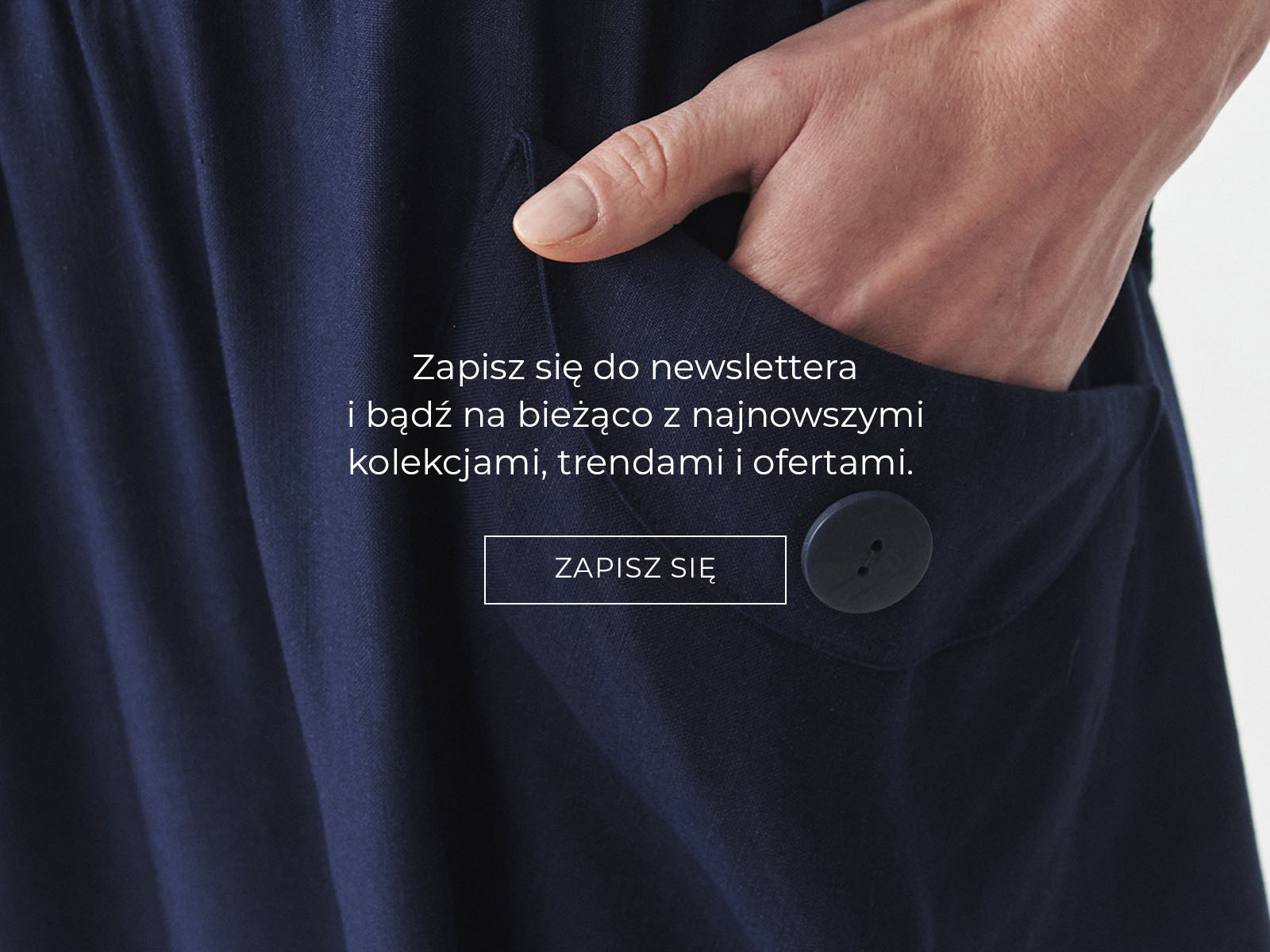Zbliżenie na dłoń wsuniętą do kieszeni granatowej spódnicy z guzikiem; widoczny tekst zachęcający do zapisu na newsletter.