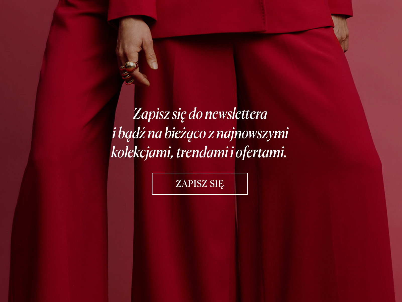 Tekst zachęcający do zapisu na newsletter na tle czerwonego garnituru damskiego.