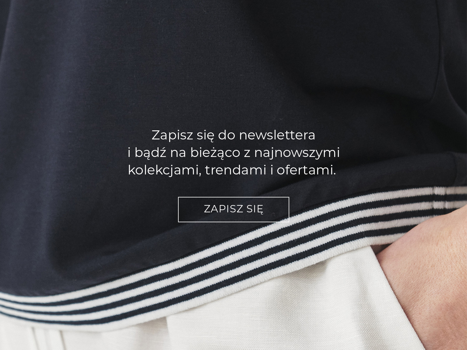 Tekst zachęcający do zapisu na newsletter na tle detalu granatowej bluzki z białym paskiem.