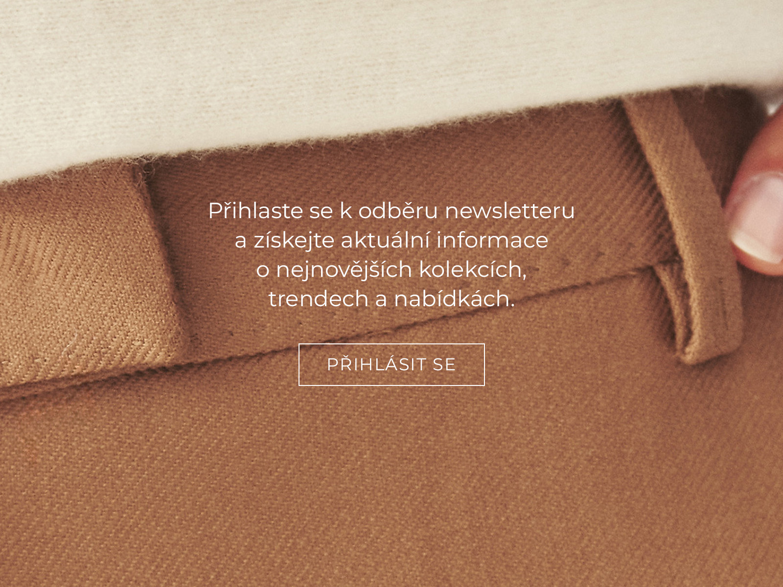 detail kalhot a nápis s odkazem na newsletter