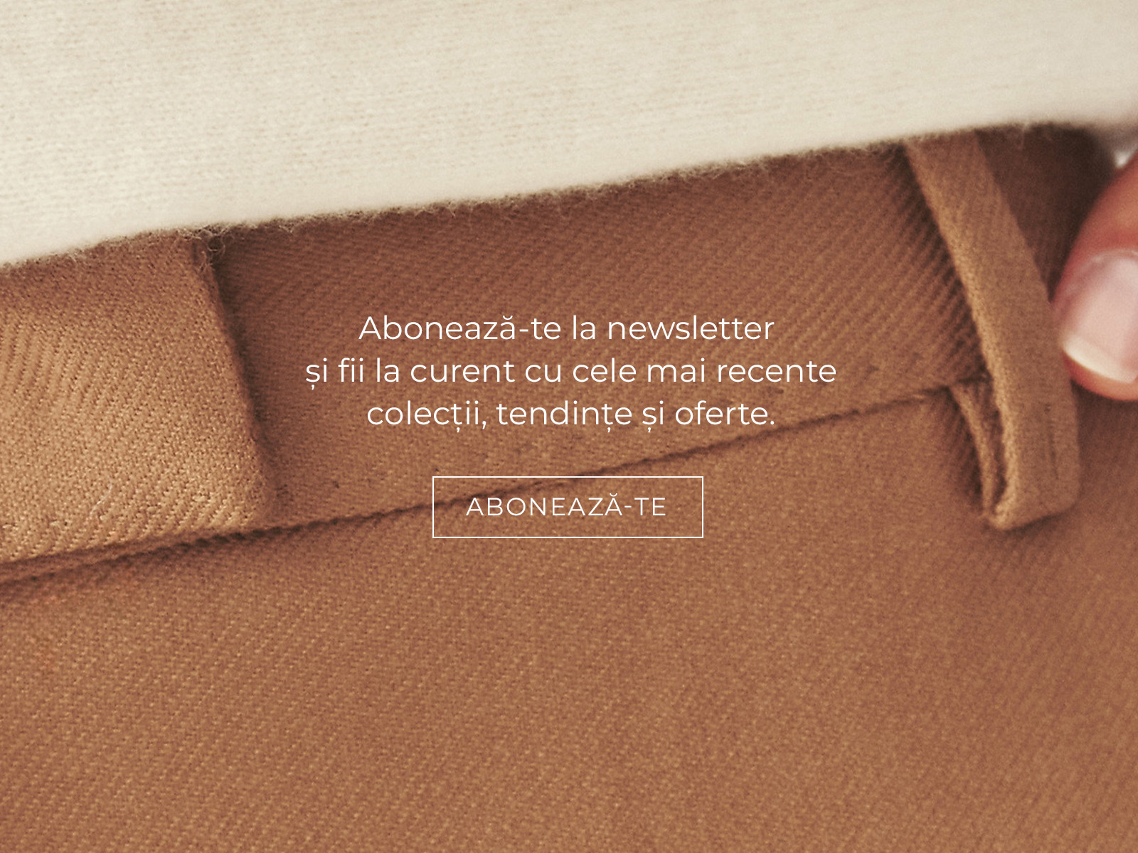 detaliu al pantalonilor și formular de înscriere la newsletter