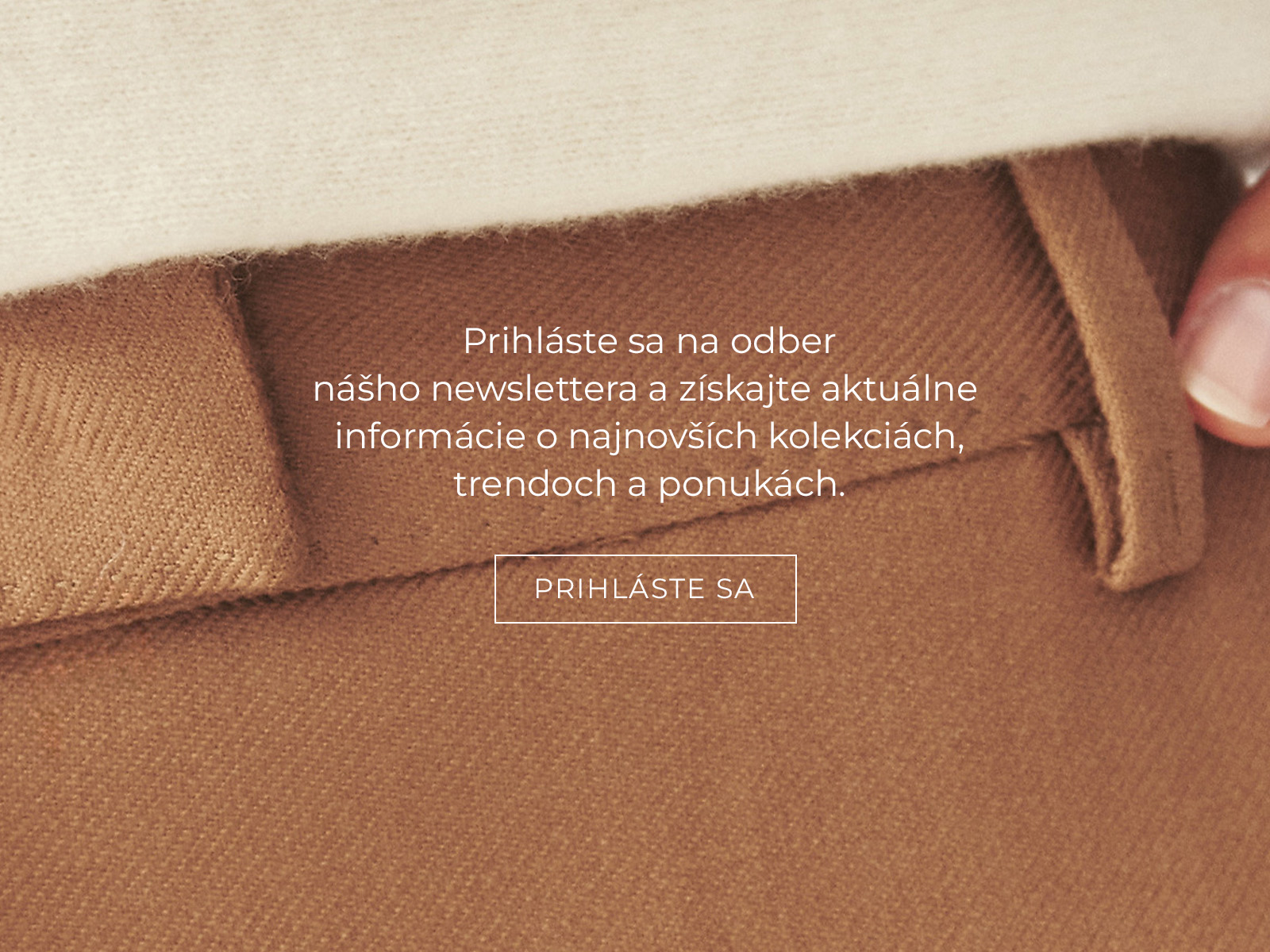 detail elegantních kalhot a nápis s odkazem na newsletter