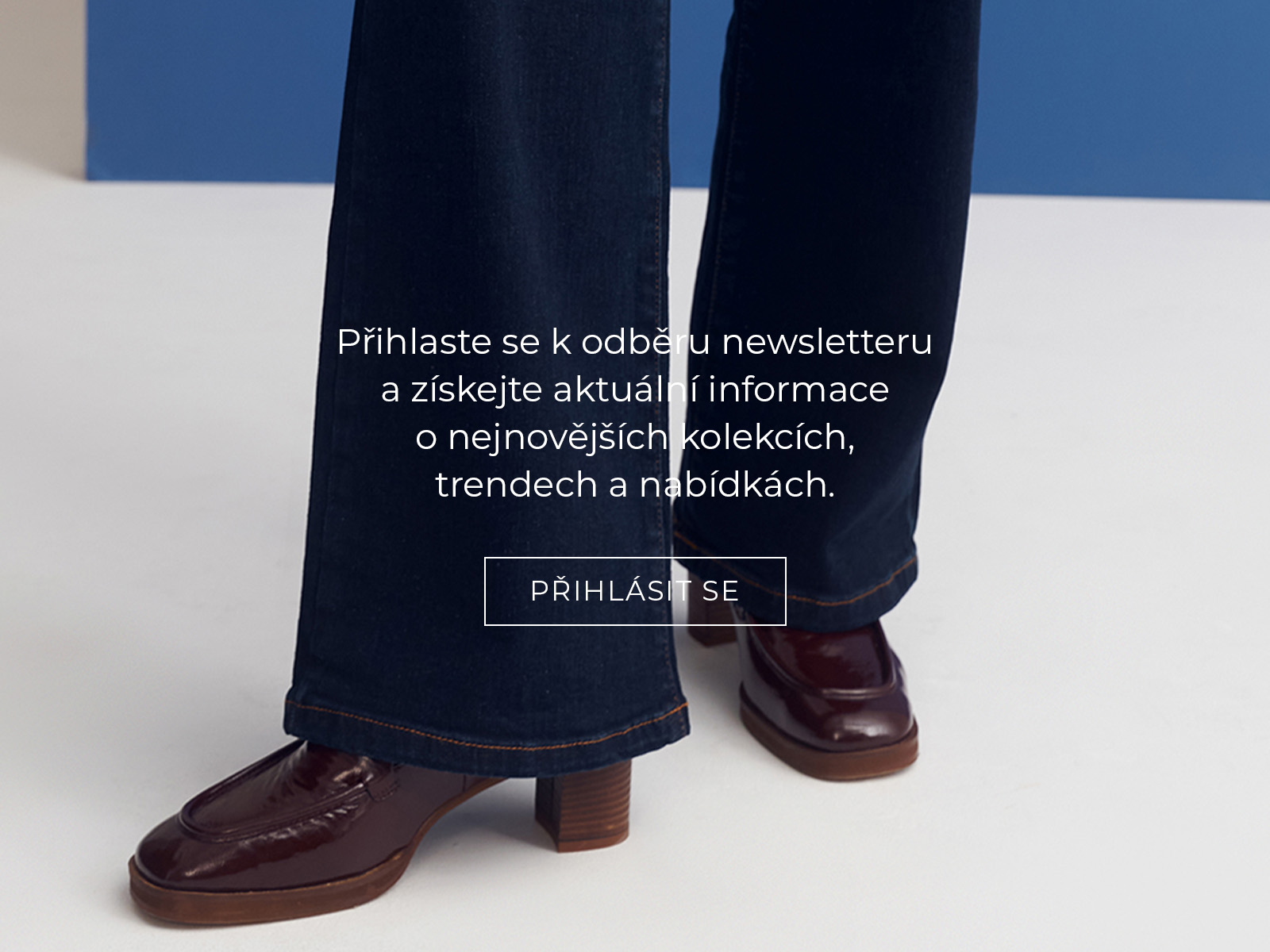 Detail ženy v tmavých džínách a hnědých botách na podpatku, s textem výzvy k přihlášení k odběru newsletteru
