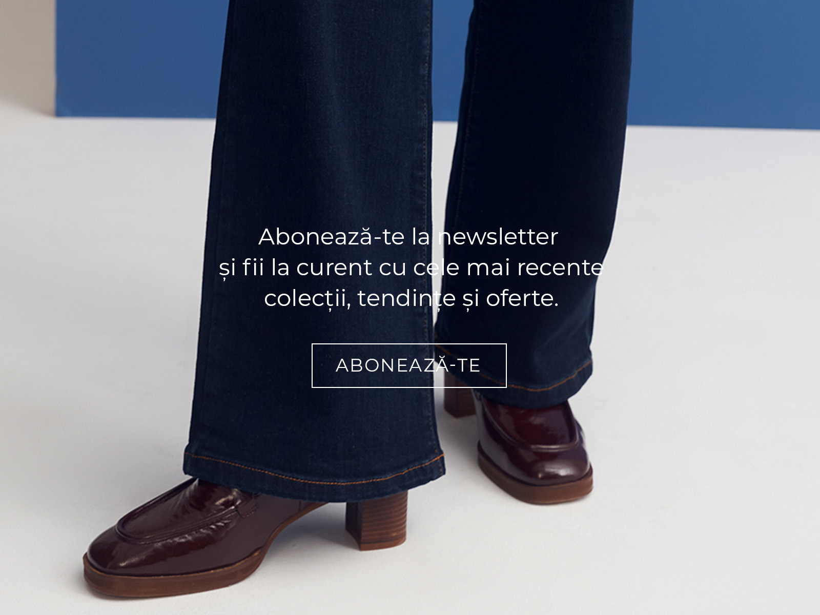 Detaliu de outfit cu blugi evazați și pantofi maro cu toc, alături de un mesaj despre abonarea la newsletter