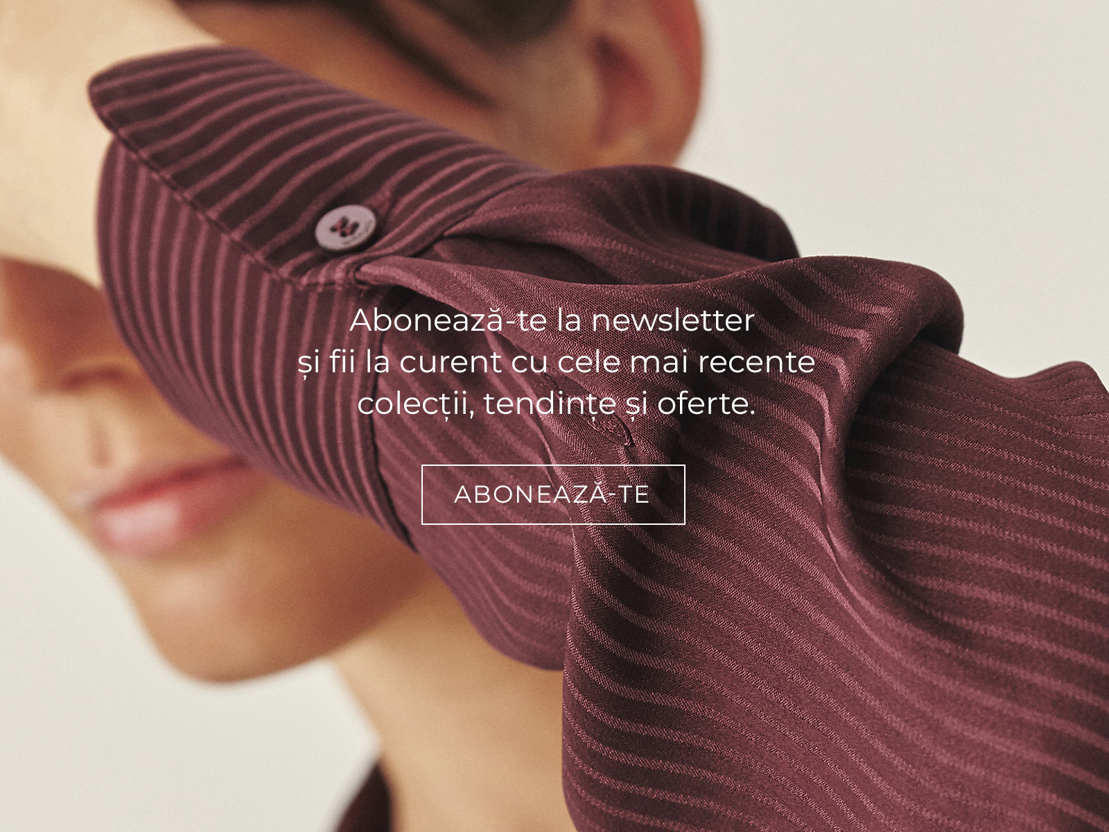 detaliu al materialului cămășii și al inscripției cu formularul de abonare la newsletter