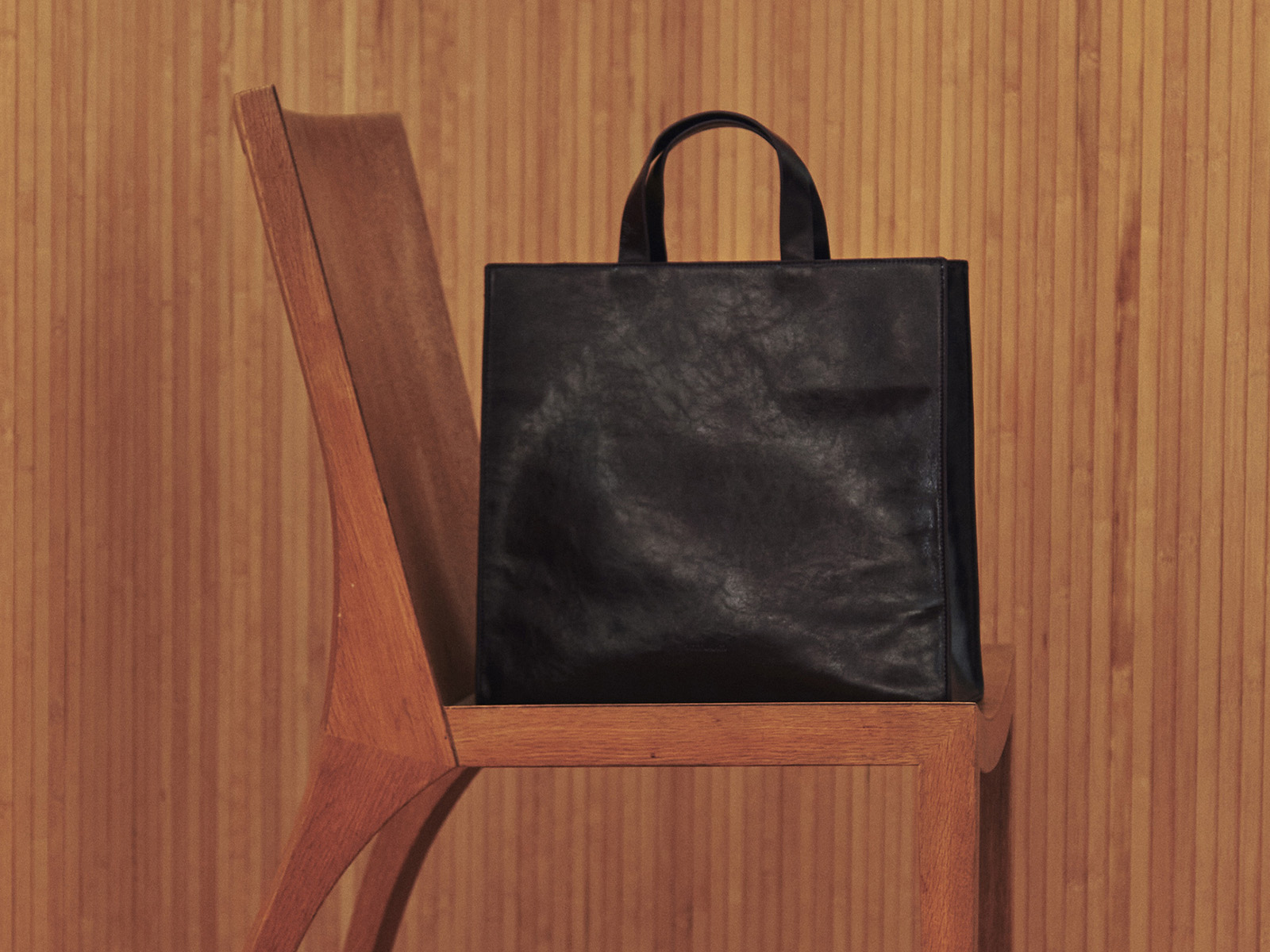 o geantă din piele neagră așezată pe un scaun