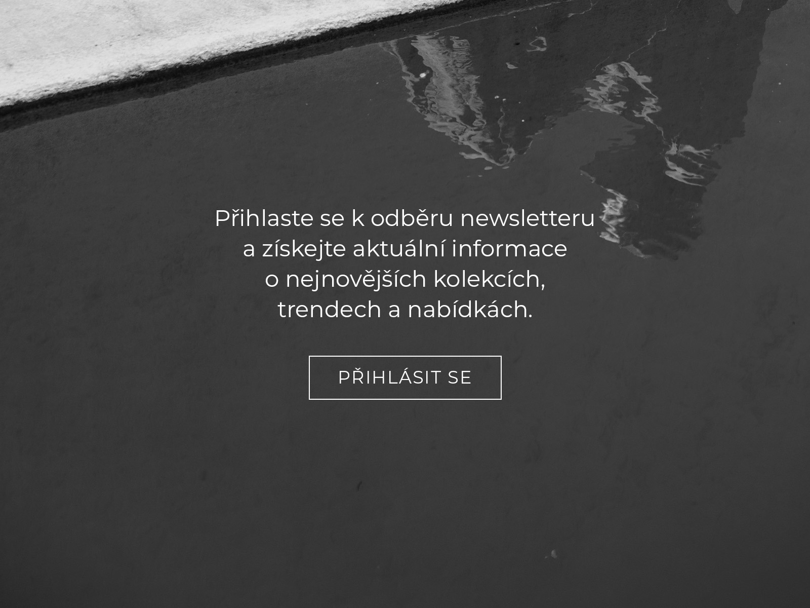 Text povzbuzující k přihlášení k odběru newsletteru na pozadí odrazu ve vodě.