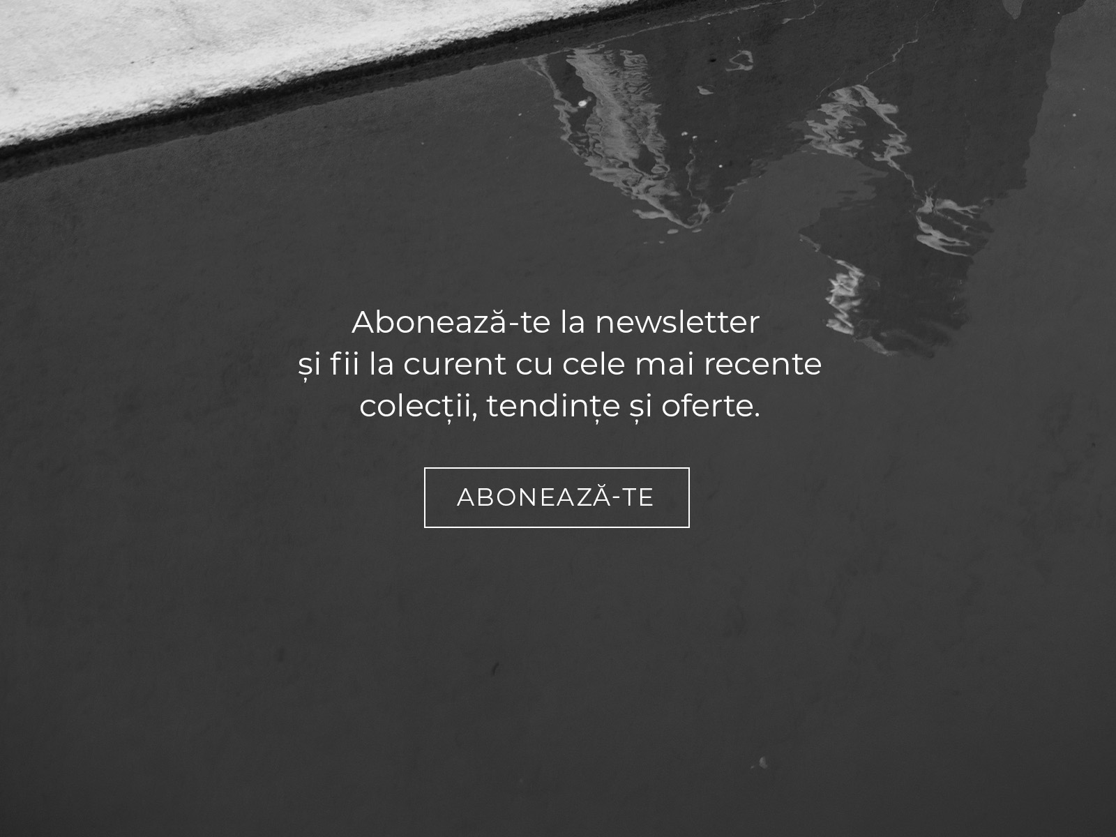 Text de încurajare pentru abonarea la newsletter pe fundalul reflexiei în apă