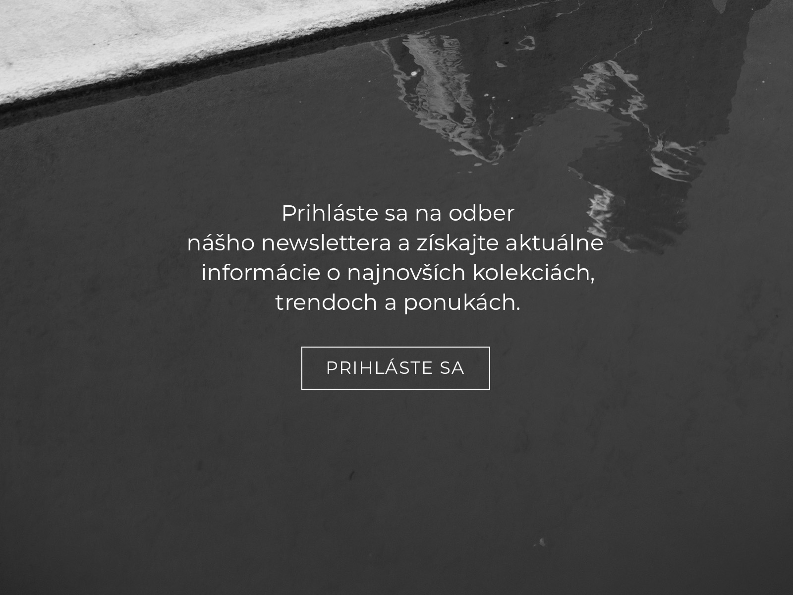Text povzbudzujúci na prihlásenie sa k odberu newslettera na pozadí odrazu vo vode.
