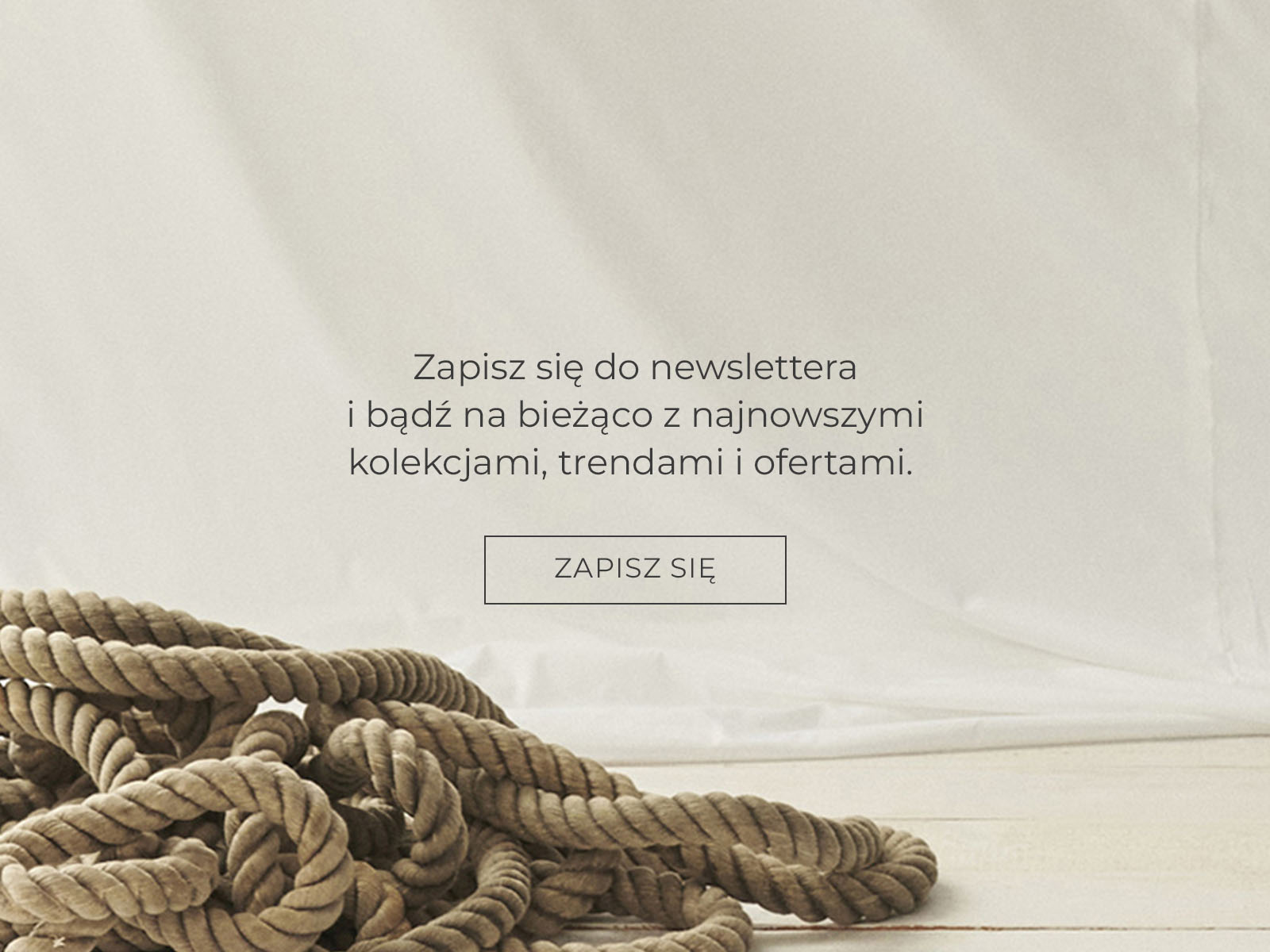 Gruba marynarska lina na tle kremowego materiału i napis o zapisaniu się do newslettera