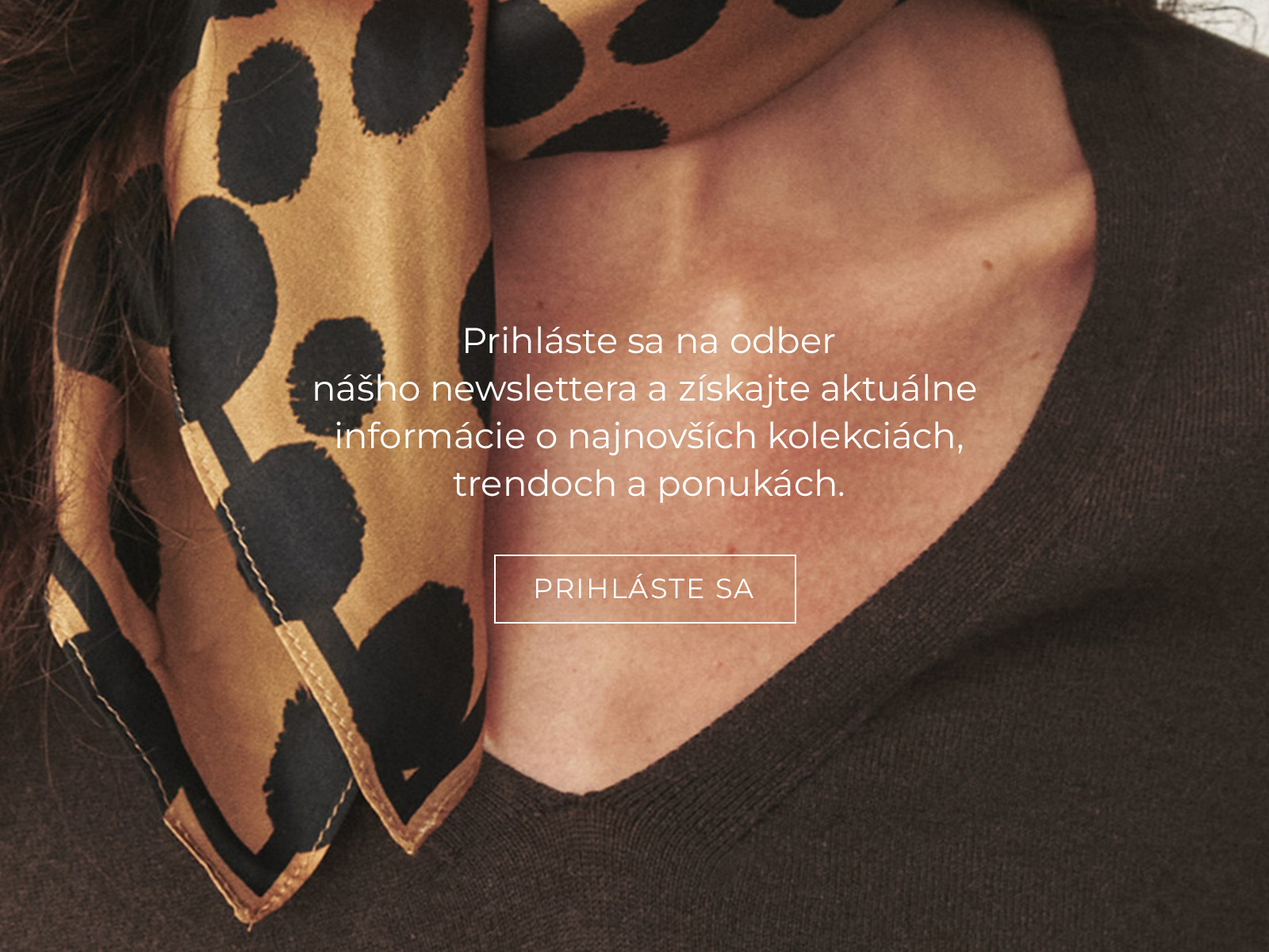 záber na šatku s bodkovaným vzorom a nápisom s prihlásením sa na newsletter