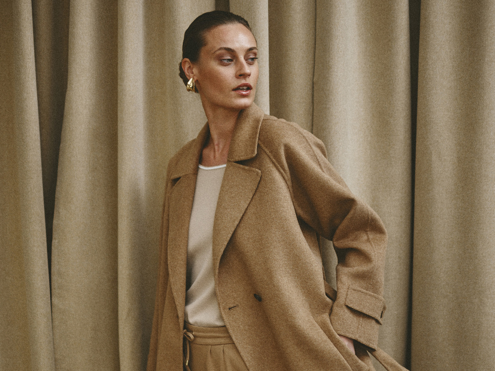 kobieta trzymająca dłoń w kieszeni 