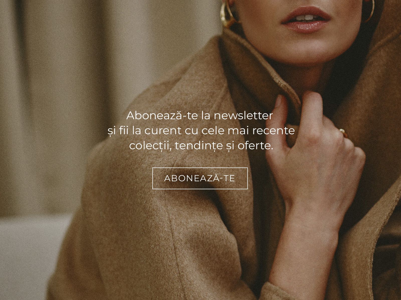 o femeie îmbrăcată într-un palton și un mesaj care încurajează oamenii să se aboneze la newsletter