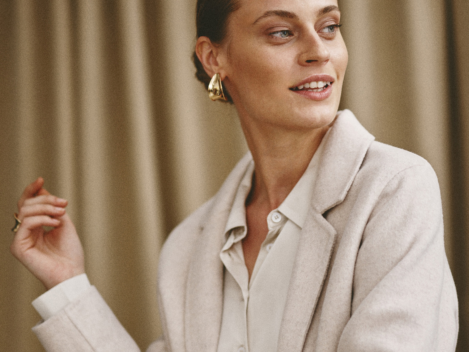 kobieta spoglądająca w lewo