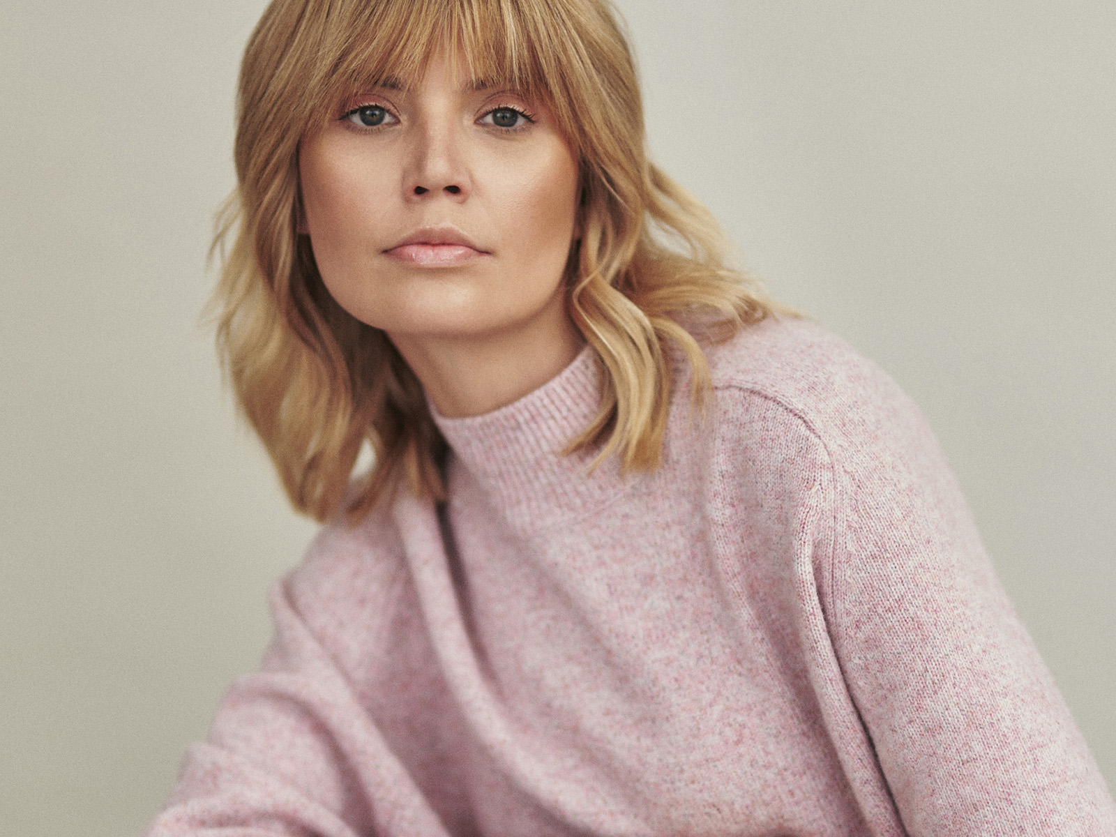 žena v růžovém kašmírovém svetru