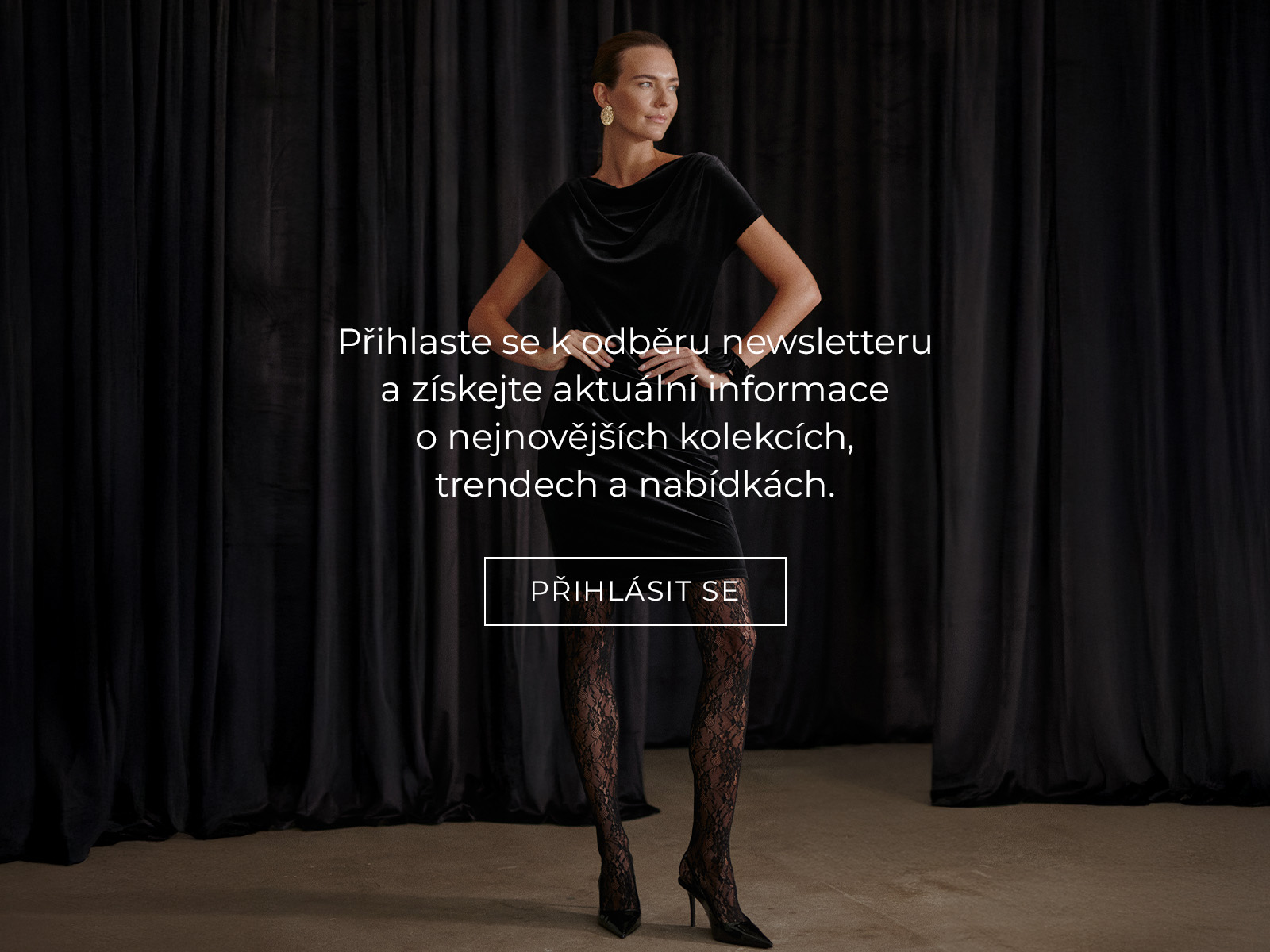 žena v klasickém malém černém a nápis s přihlášením k newsletteru