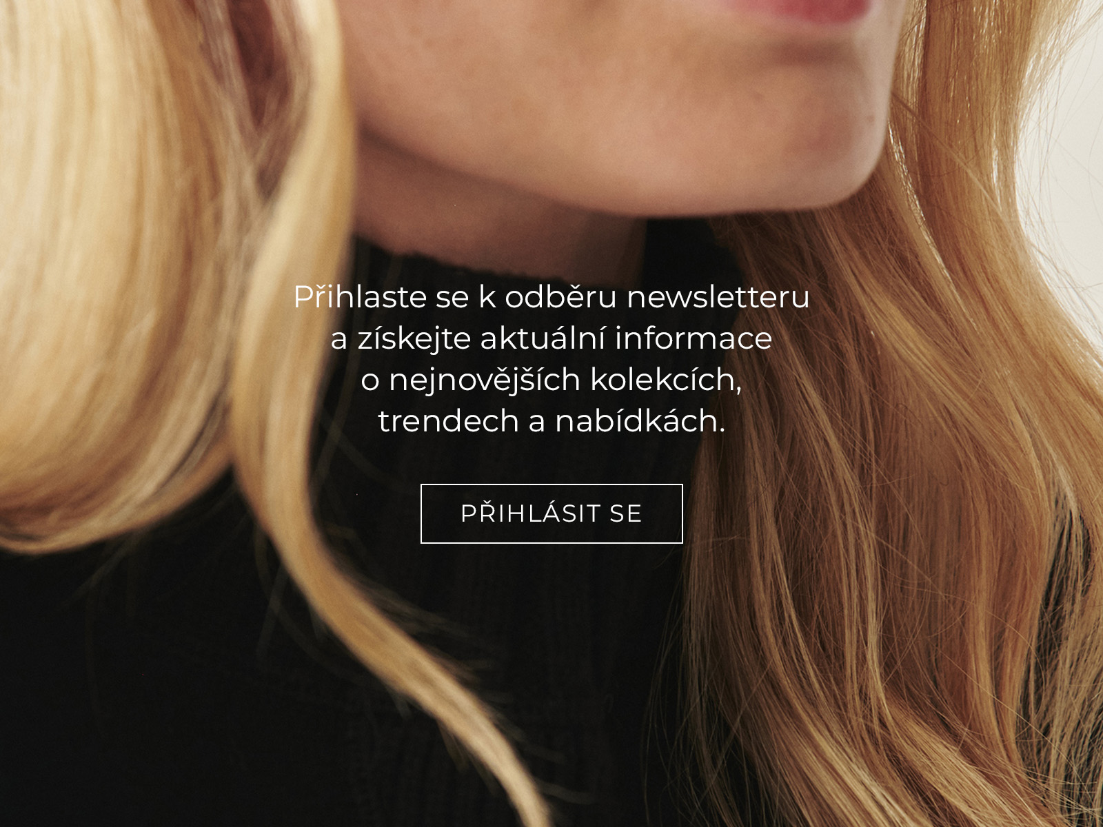 přiblížení na vínový svetr a nápis s přihlášením k newsletteru