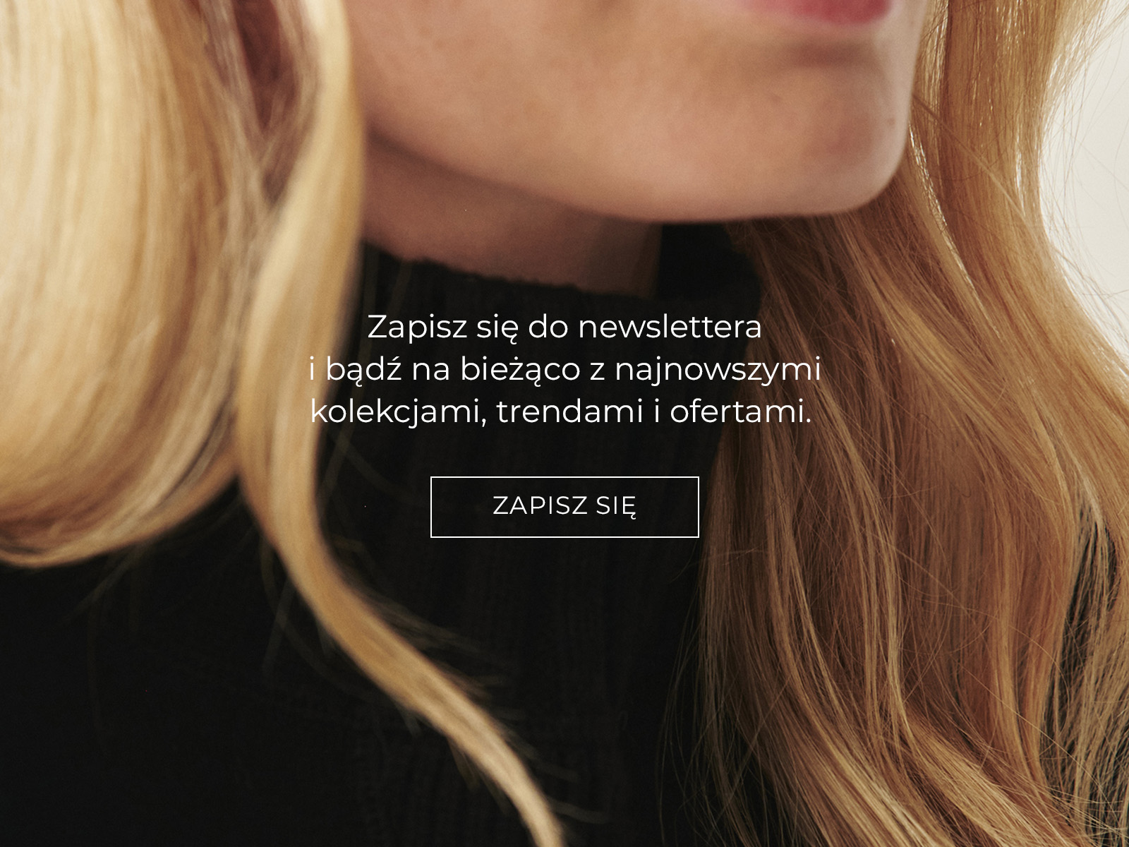 Zbliżenie na dekolt swetra typu gold i napis z zapisem do newslettera