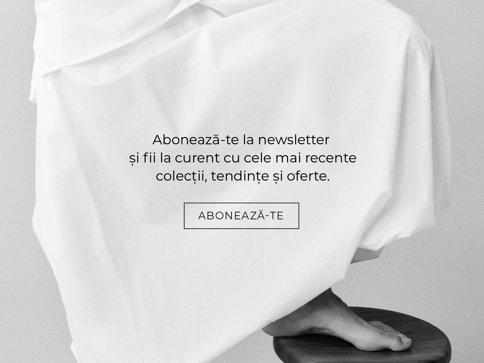 Fustă albă vaporoasă și picior sprijinit pe un scaun – invitație la abonarea newsletterului.