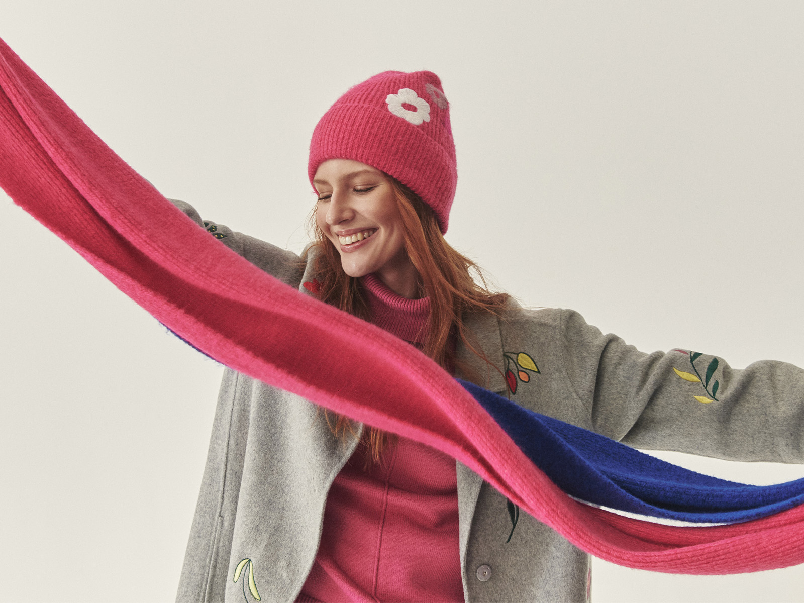 usmievajúca sa žena so šatkou