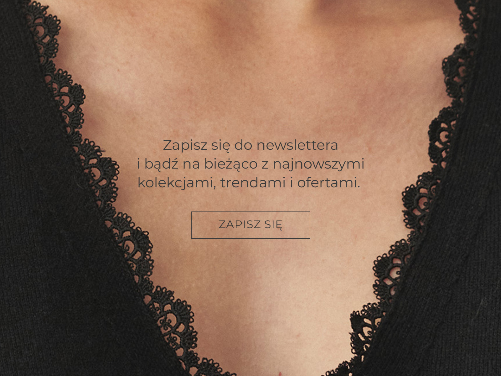 Zbliżenie na detal bluzki, koronkowy dekolt oraz napis z zapisem do newslettera