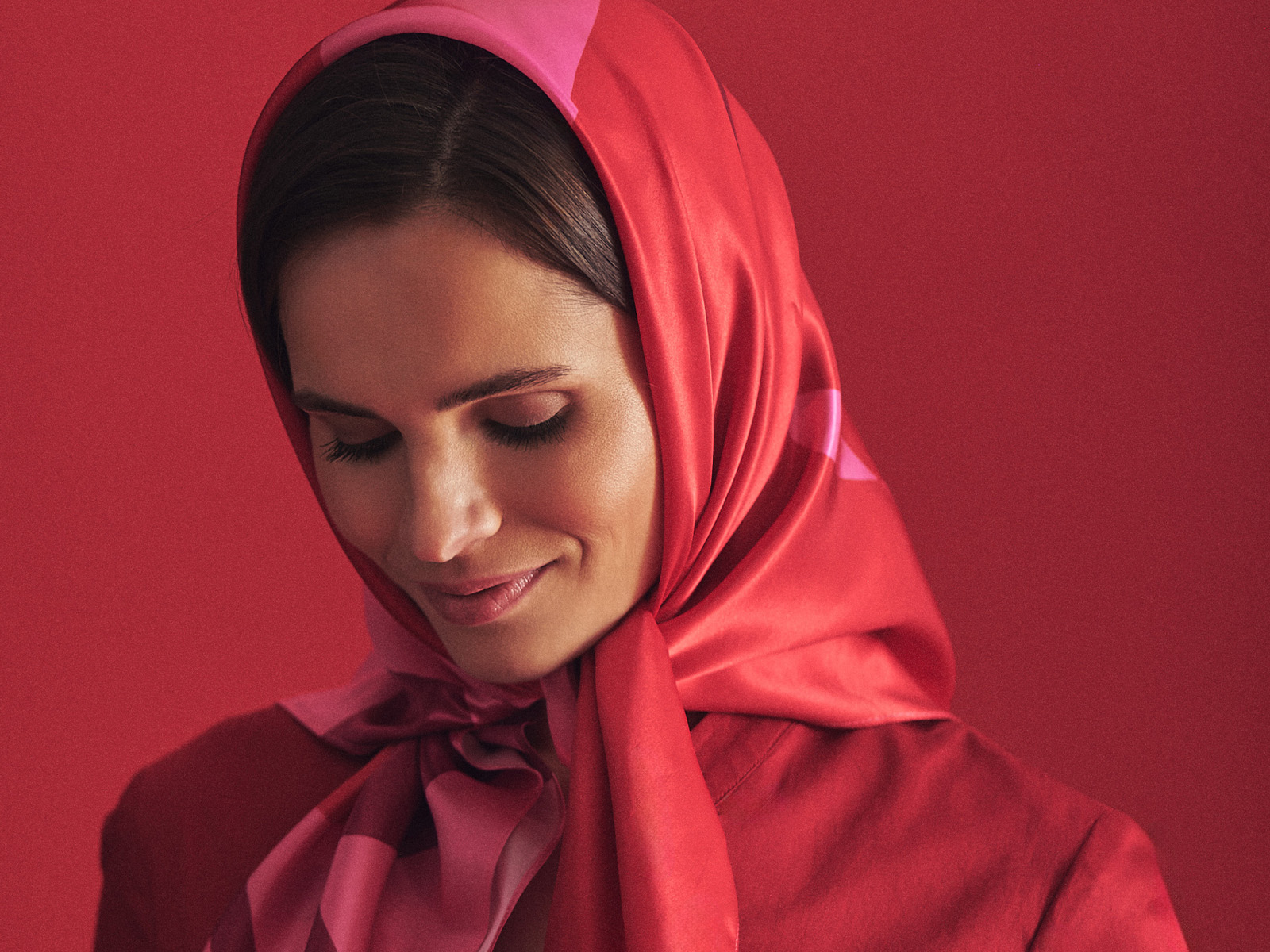 žena s červeným hodvábnym šálom