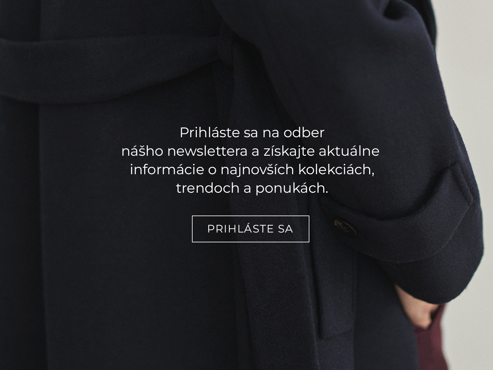 detail čiernej šatky a tabuľky s formulárom na odber noviniek