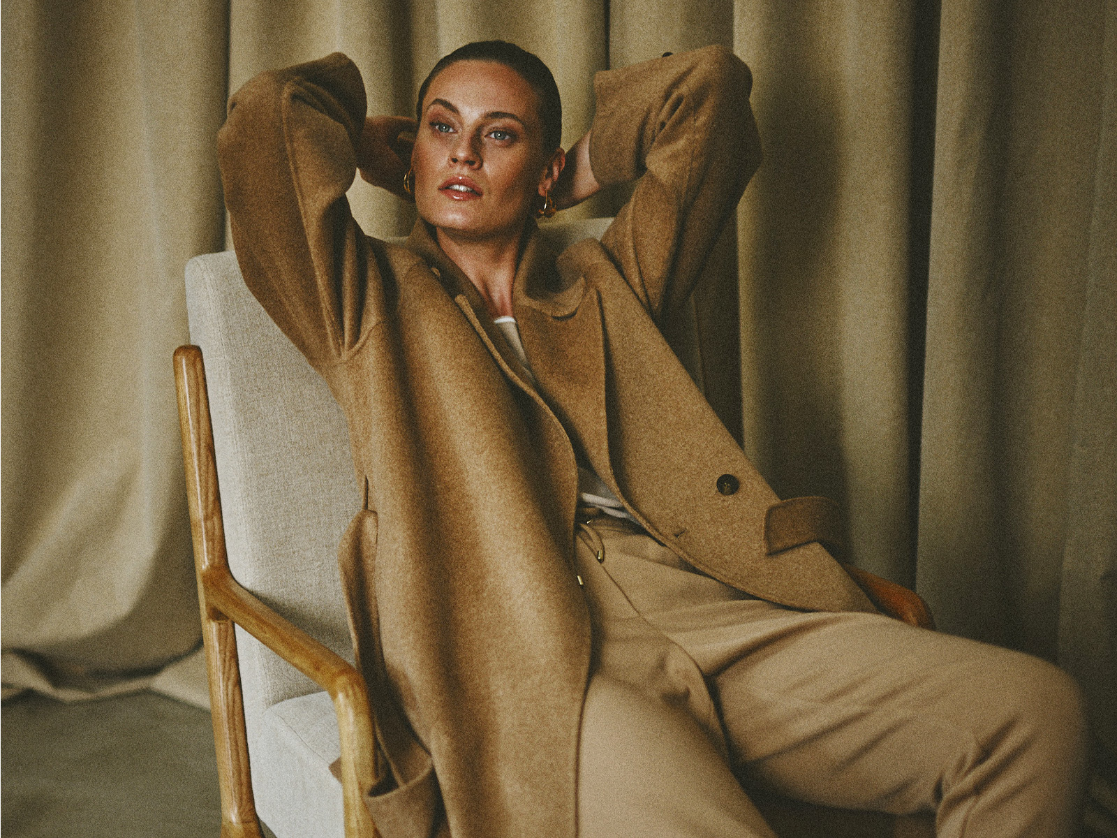 Kobieta w beżowym, eleganckim płaszczu