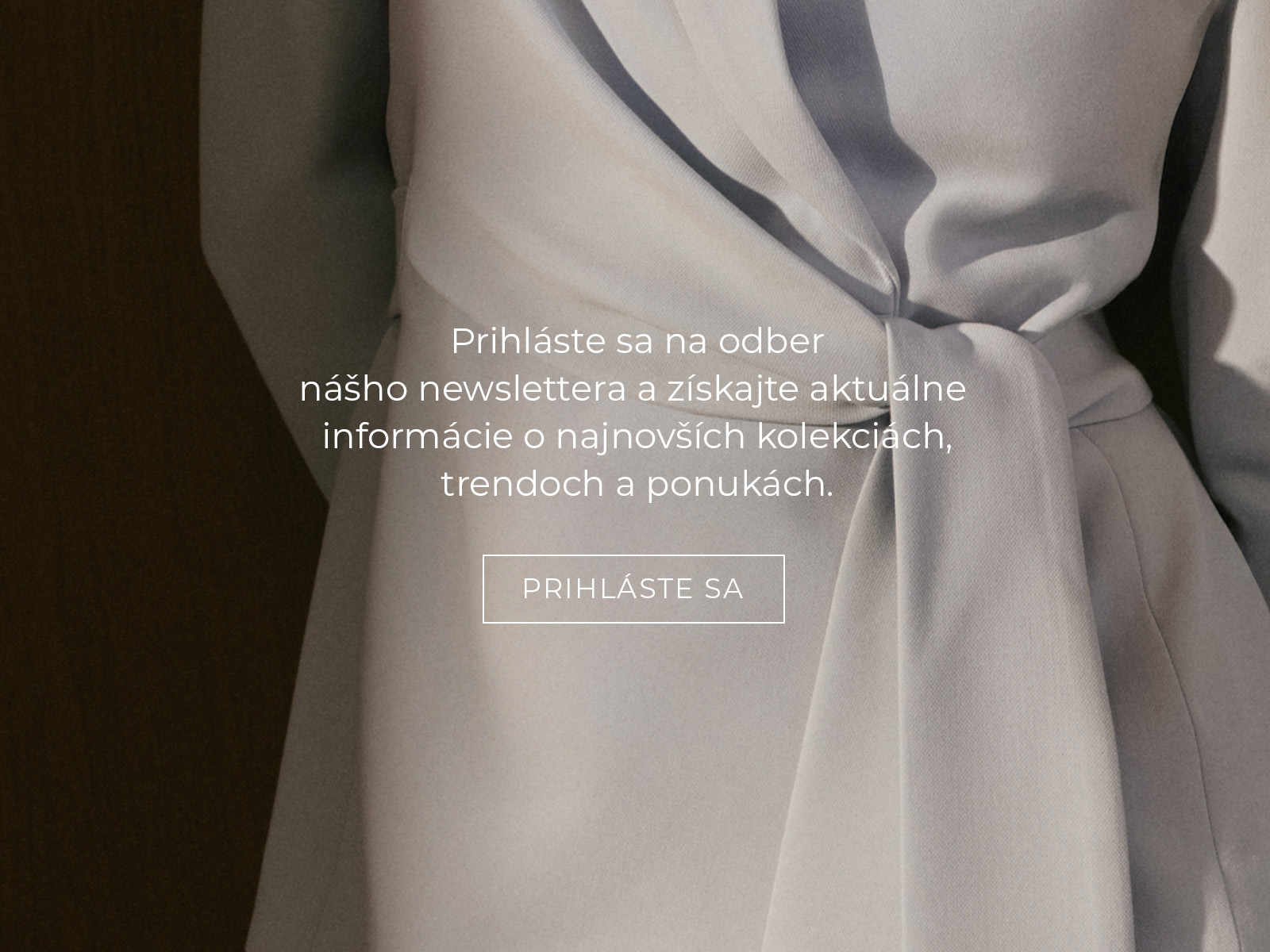Detail svetlého zavinovacieho saka s výzvou na odber newslettera.