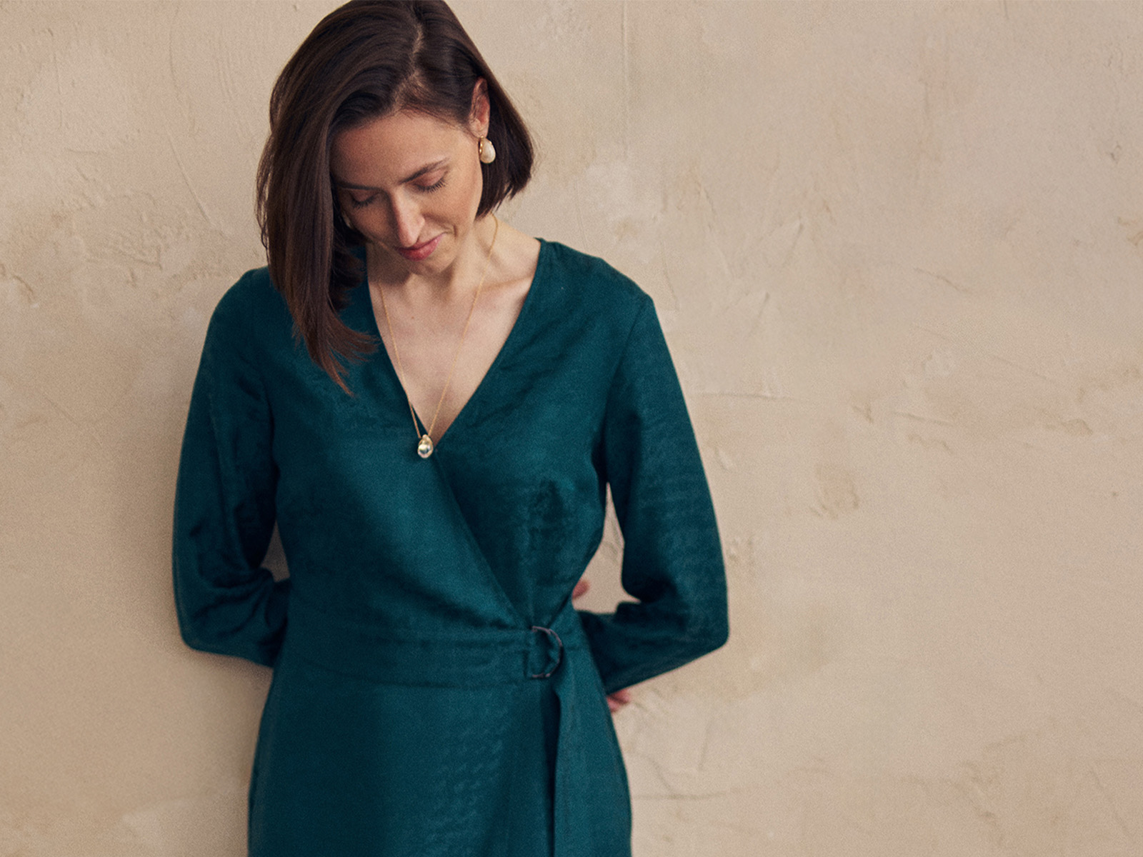 Kobieta w eleganckiej, zielonej sukience