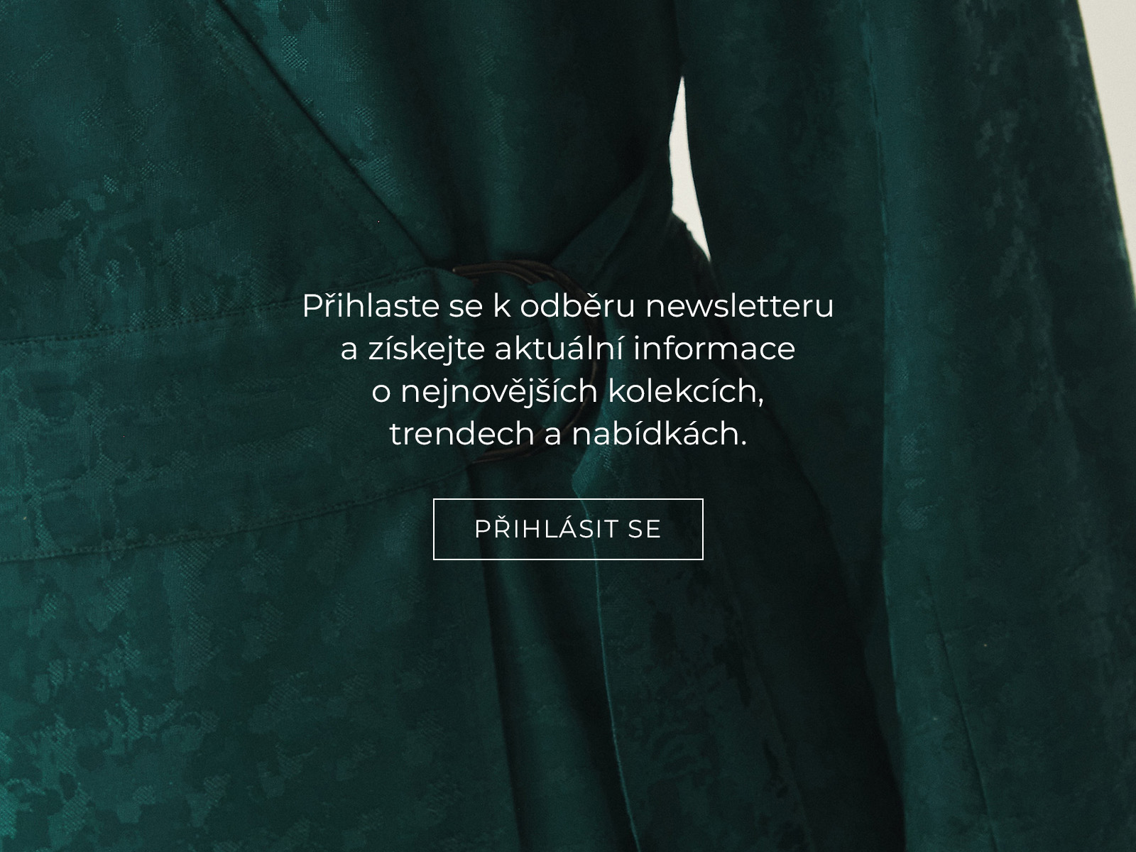 záběr na strukturu materiálu a nápis vybízející k přihlášení k odběru newsletteru