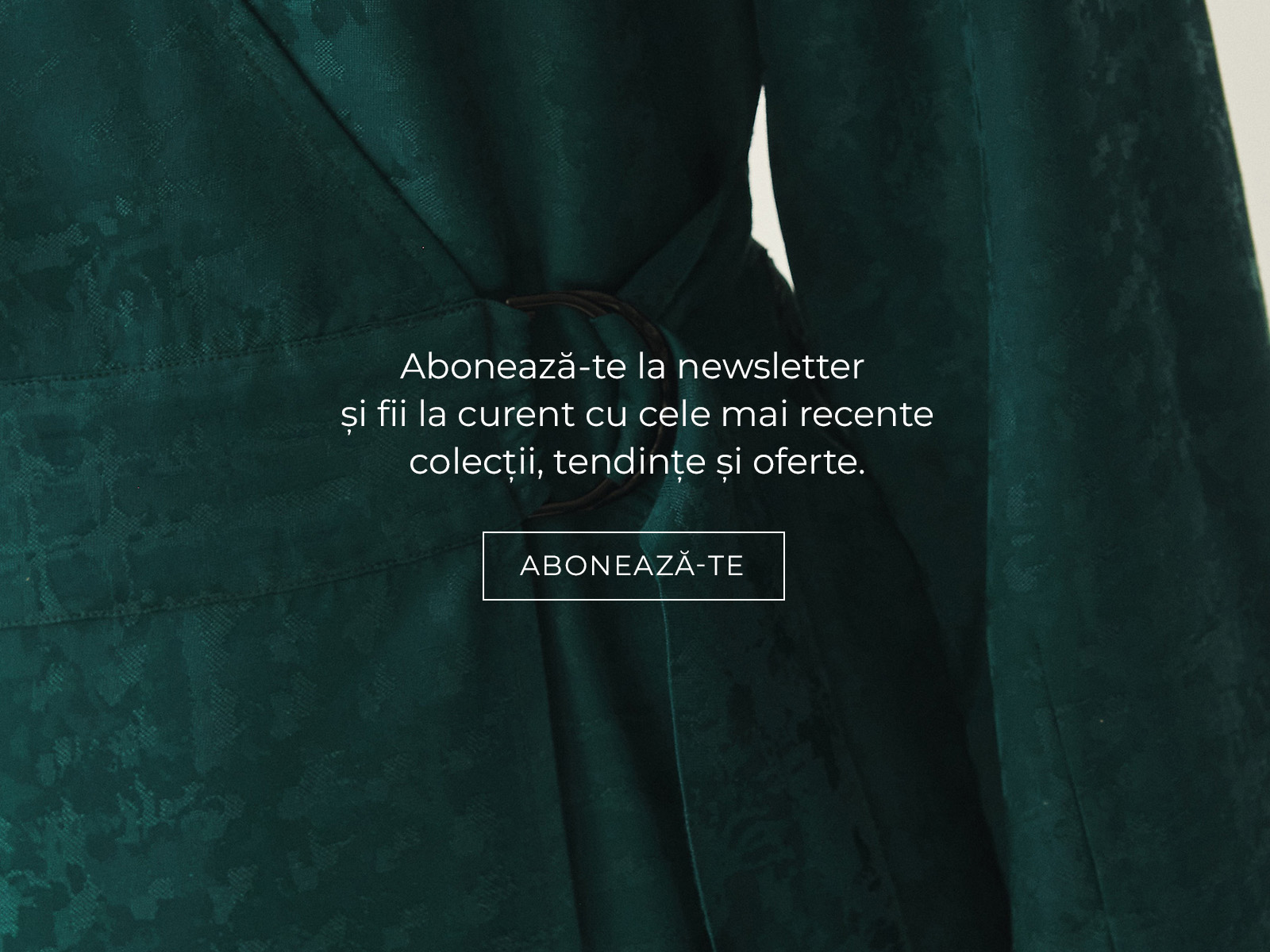 O FEMEIE ÎN ROCHIE ȘI UN MESAJ CARE ÎNCURAJEAZĂ ÎNSCRIEREA LA NEWSLETTER