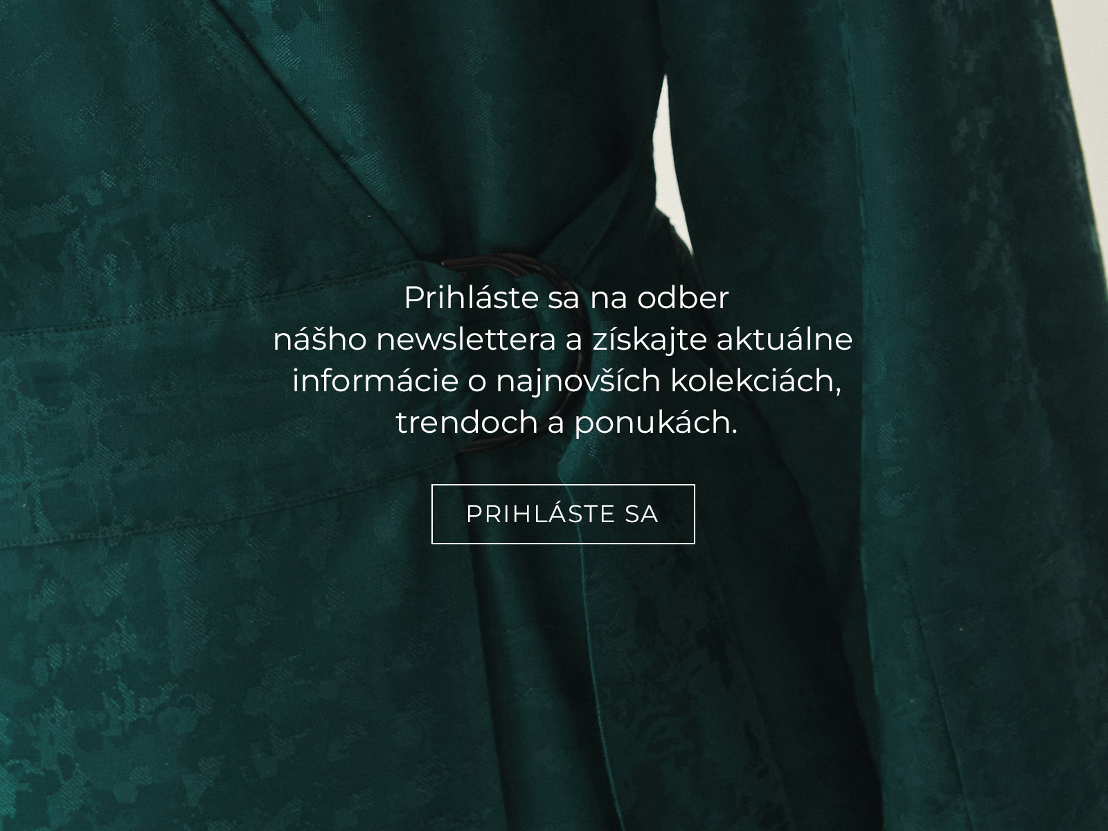 zväčšený detail textúry materiálu a nápis vyzývajúci k prihláseniu sa na odber newslettra