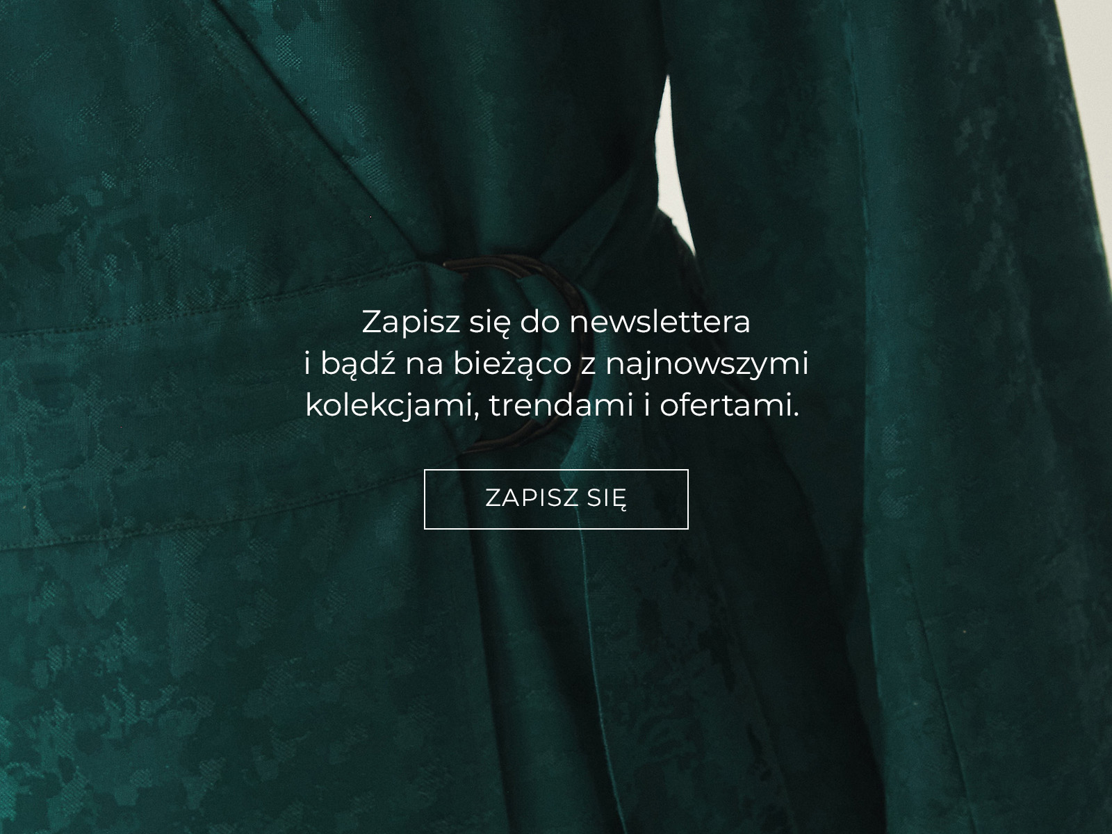 Zbliżenie na detal materiału sukienki i napis z zapisem do newslettera