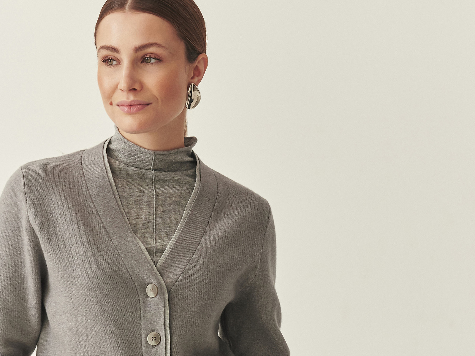 o femeie într-un costum elegant gri