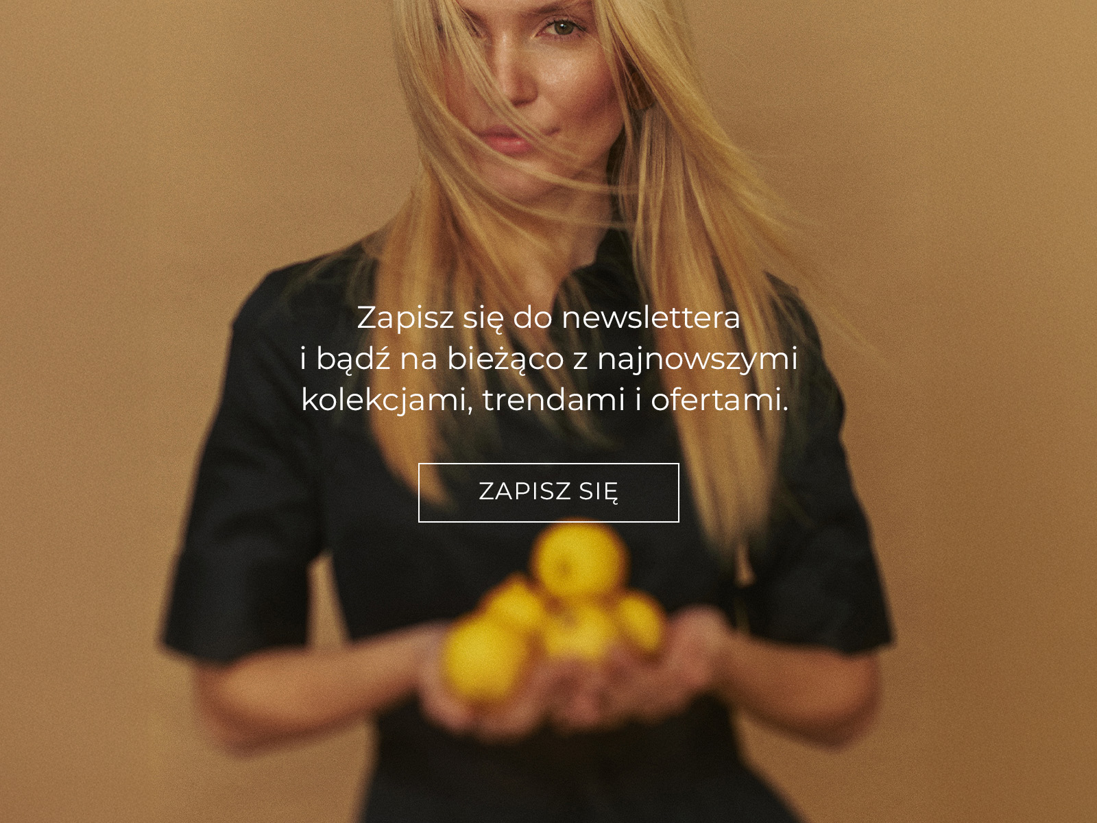kobieta trzymająca cytryny oraz napis zachęcający do zapisu na powiadomienia newsletter