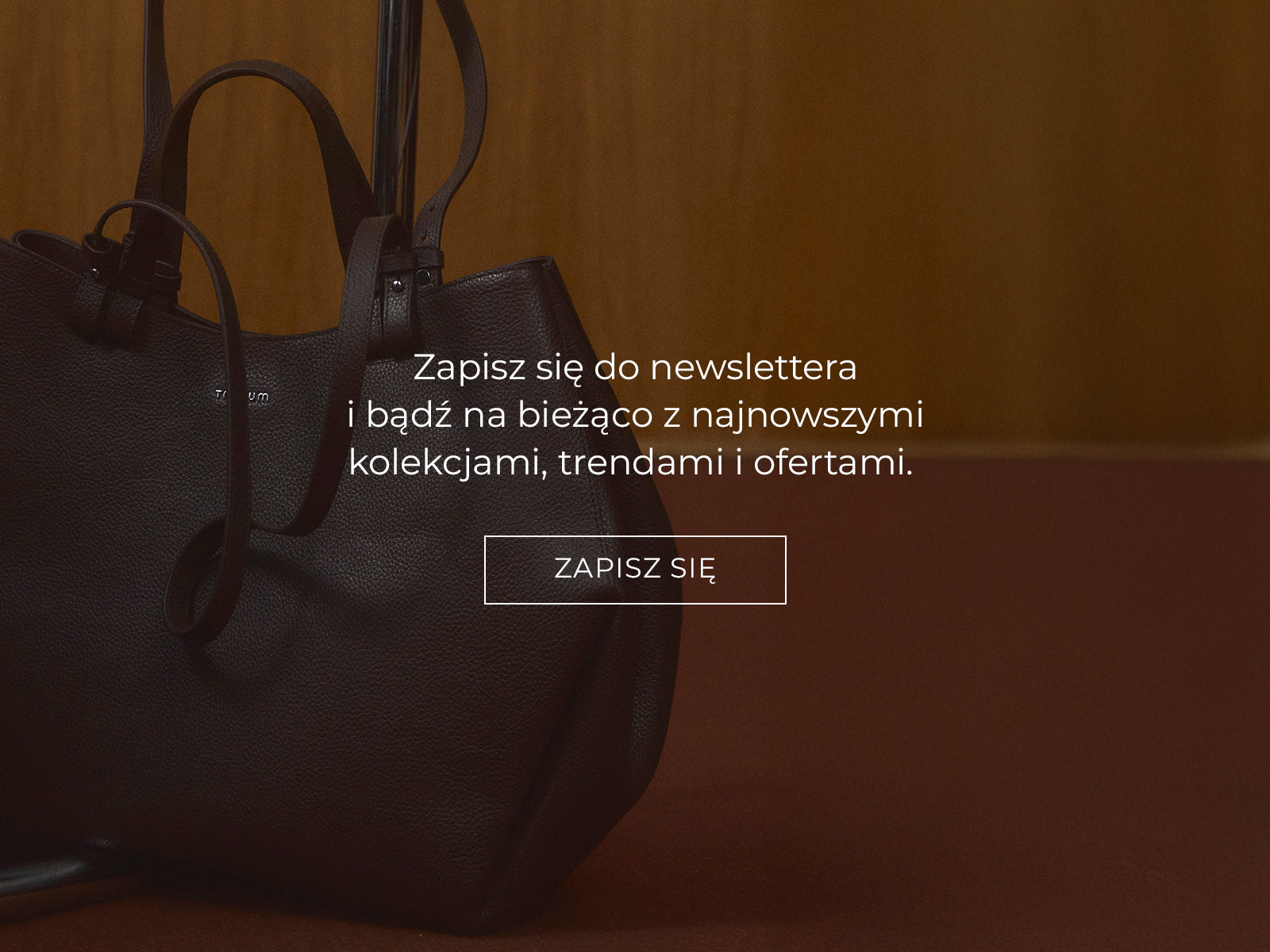 torba skórzana oraz napis zachęcający do zapisu na powiadomienia newsletter