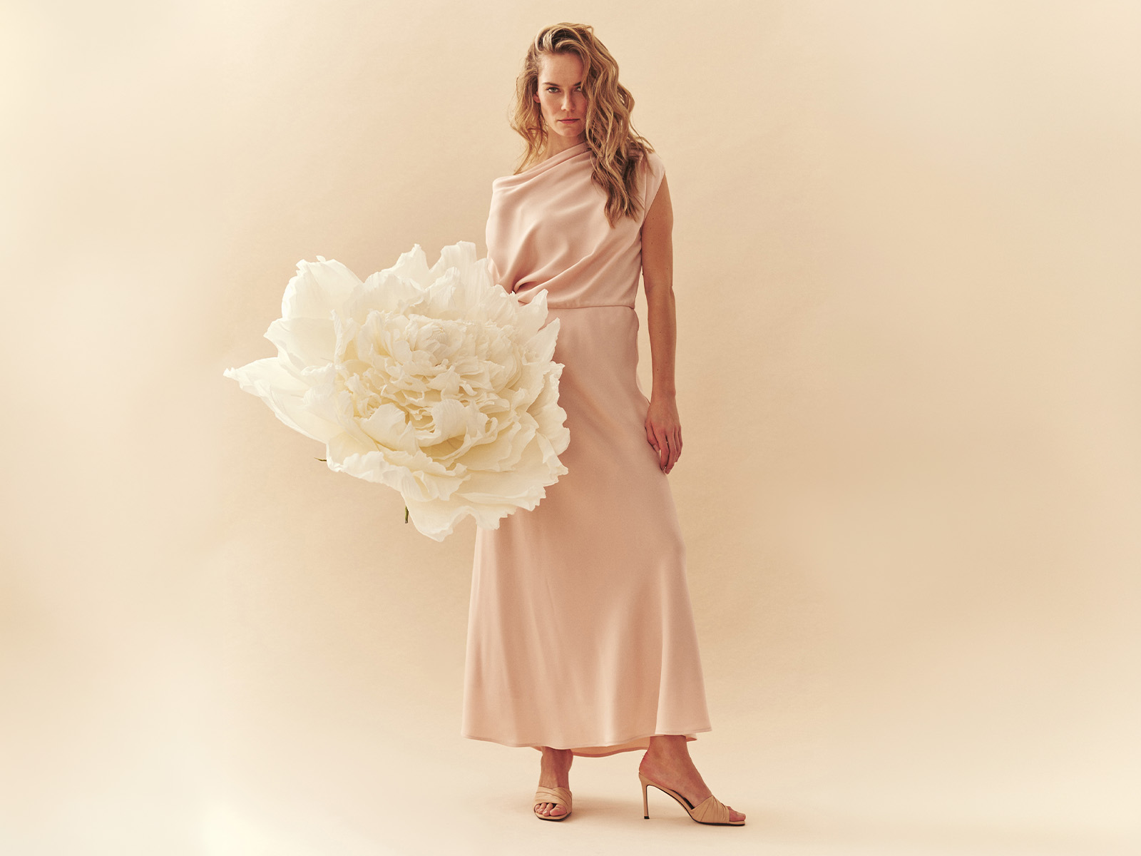 Kobieta w eleganckiej sukni maxi