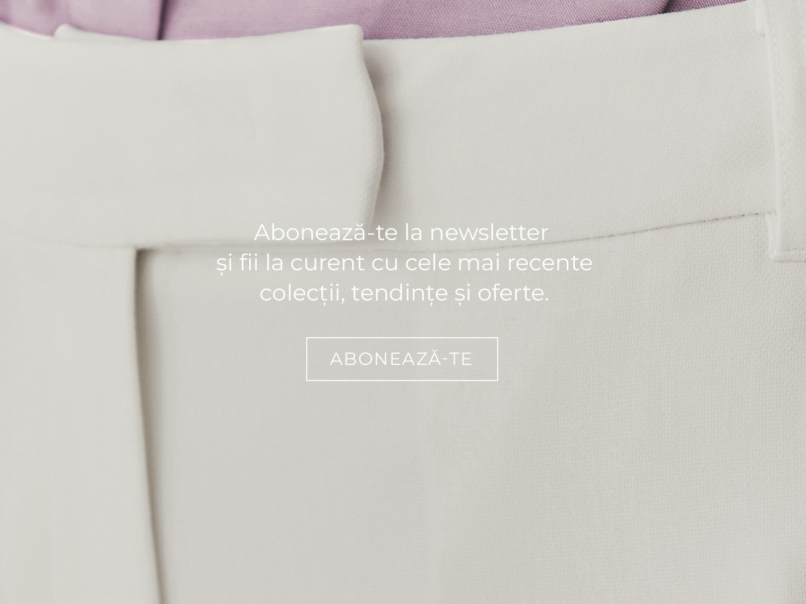 detaliu al texturii materialului pantalonilor și textul cu înscrierea la newsletter
