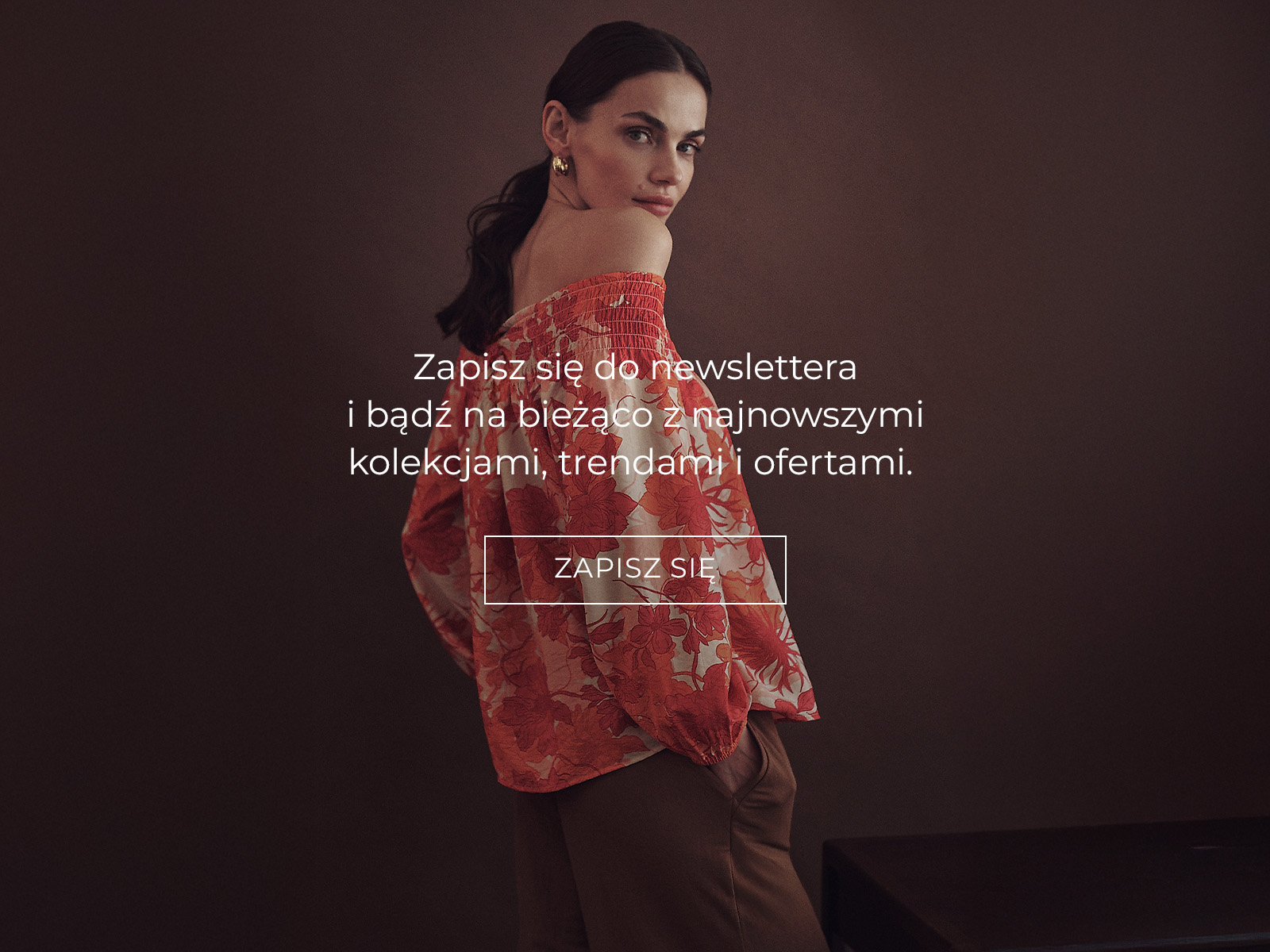 Kobieta we wzorzystej bluzce typu hiszpanka i napis z zapisem do newslettera