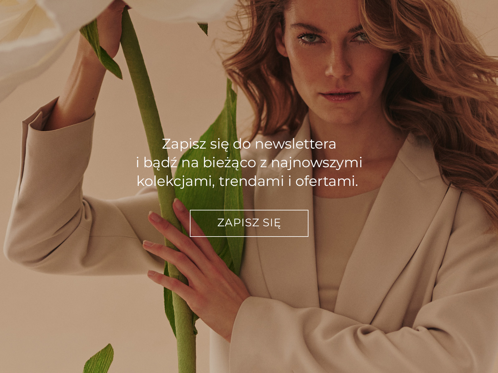 Zbliżenie na twarz modelki i napis z zapisem do newslettera